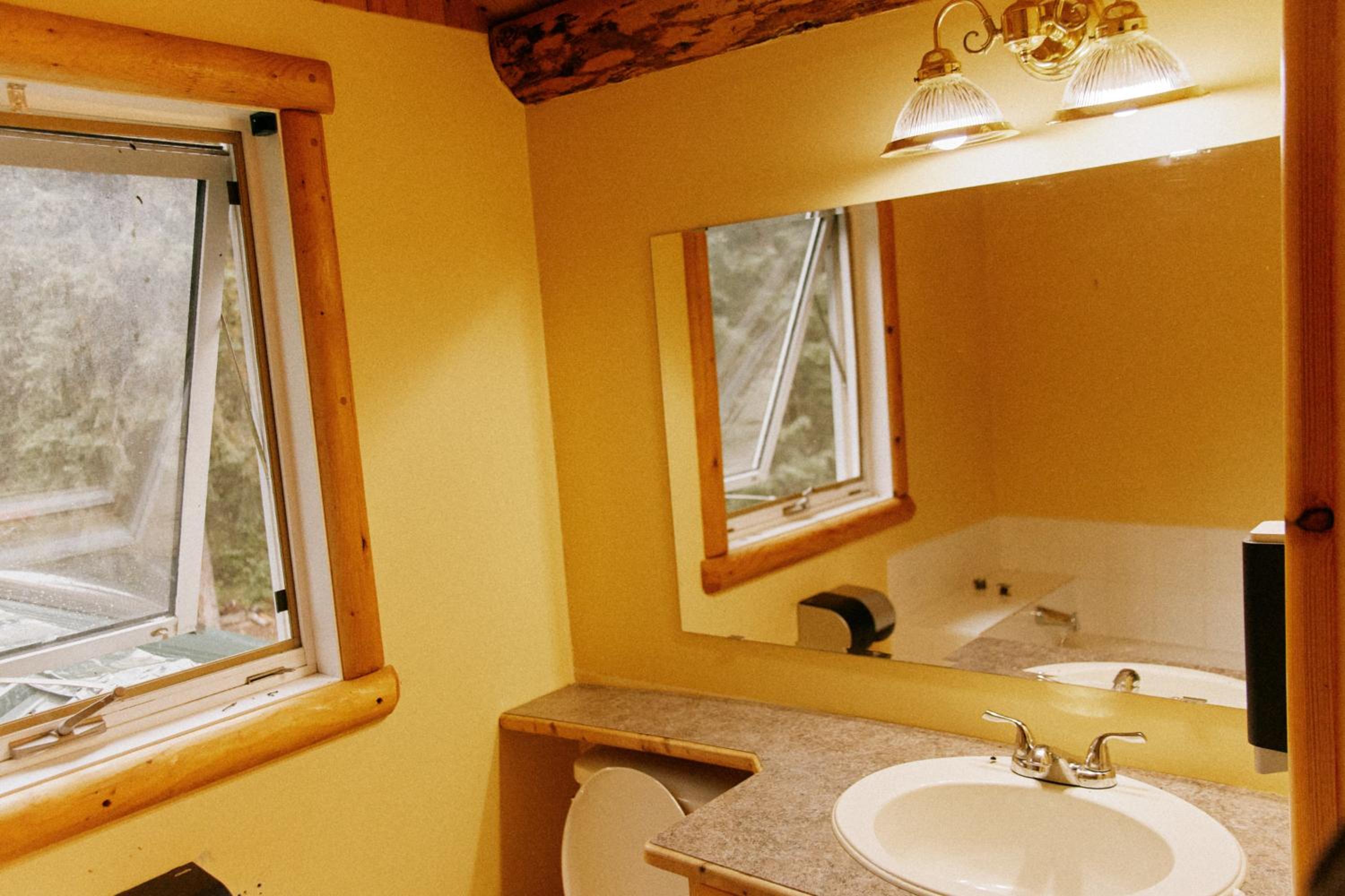 Rustic Executive Cabin at Beaverfoot