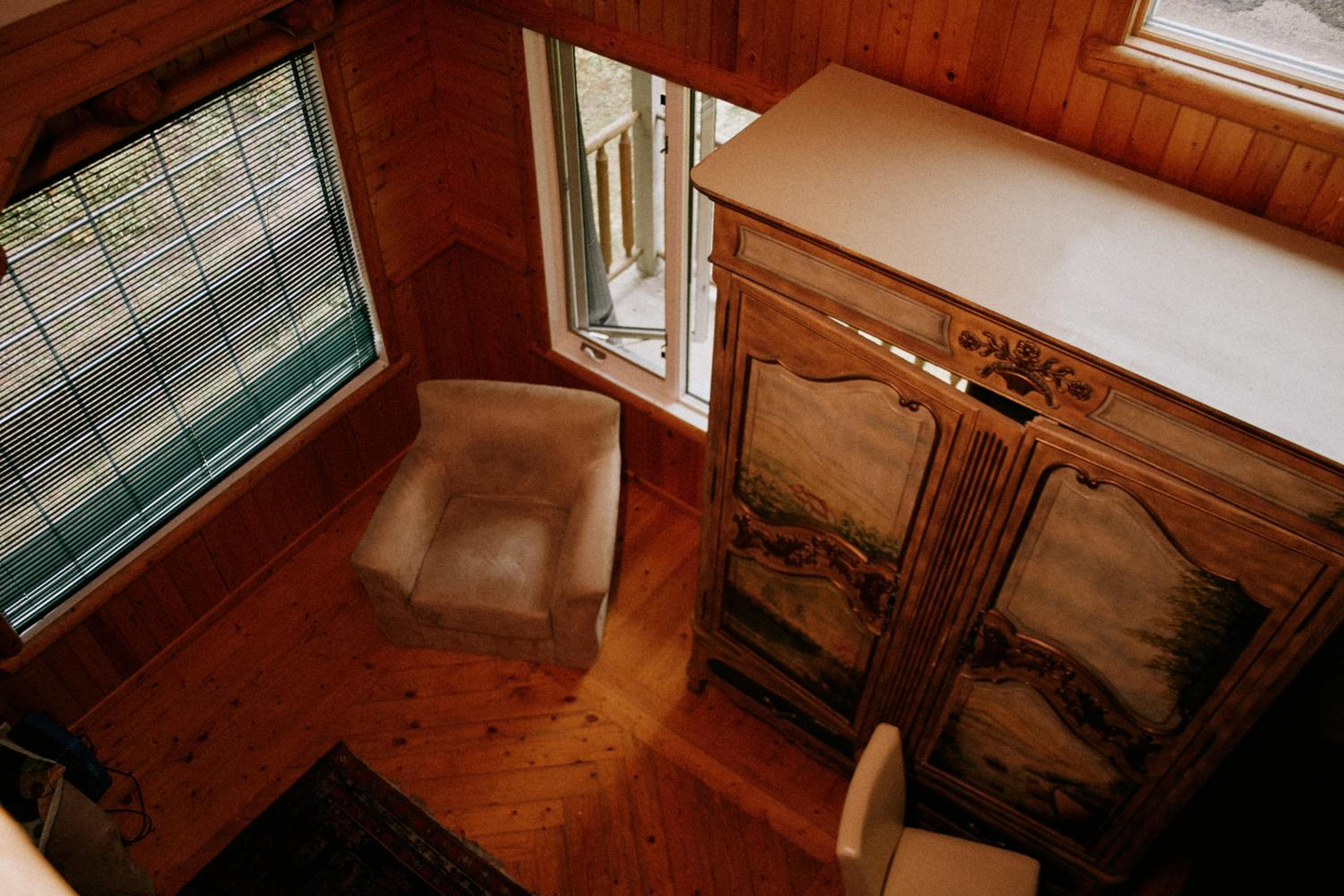 Rustic Executive Cabin at Beaverfoot