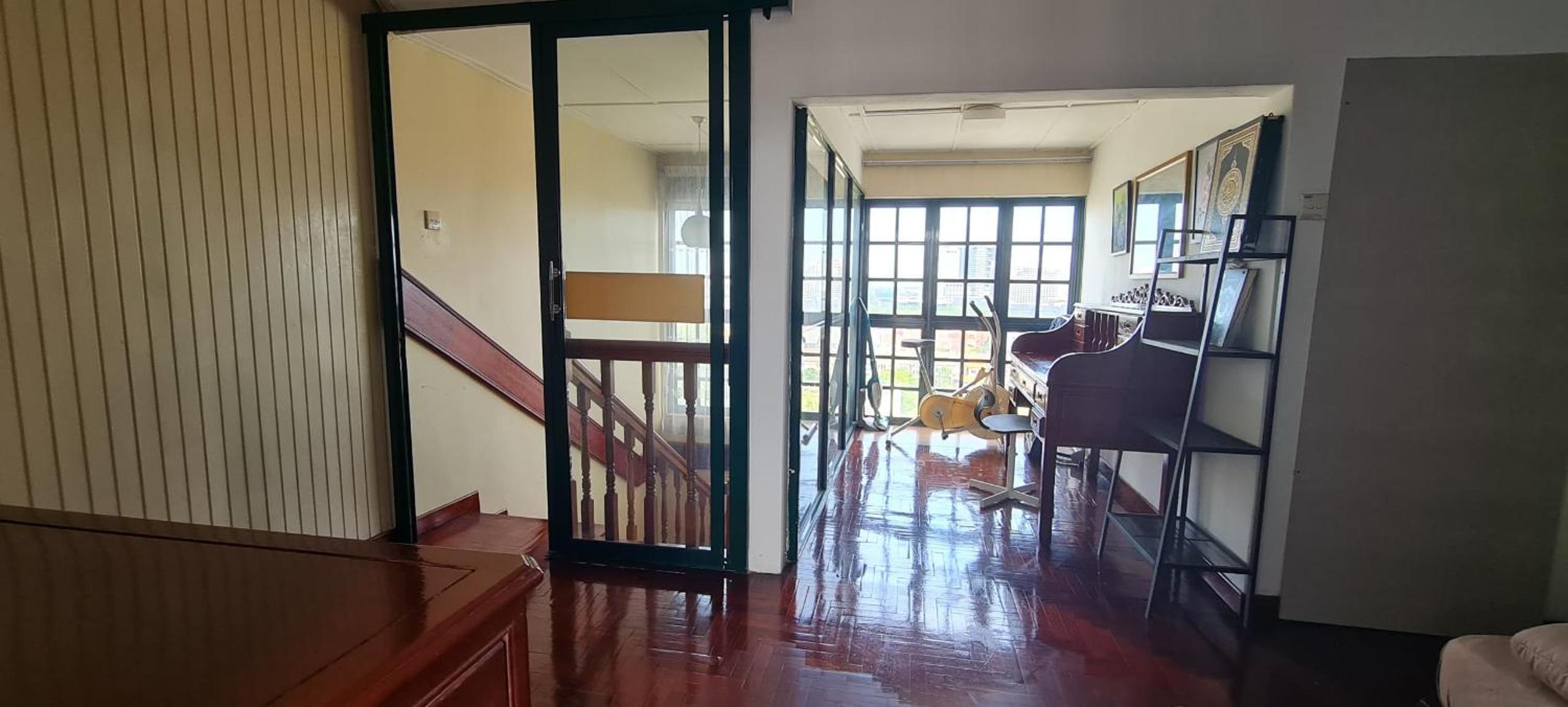 Private TTDI Villa Pool & BBQ, Pingpong table, 6BR, Sleeps 25pax and family friendly
