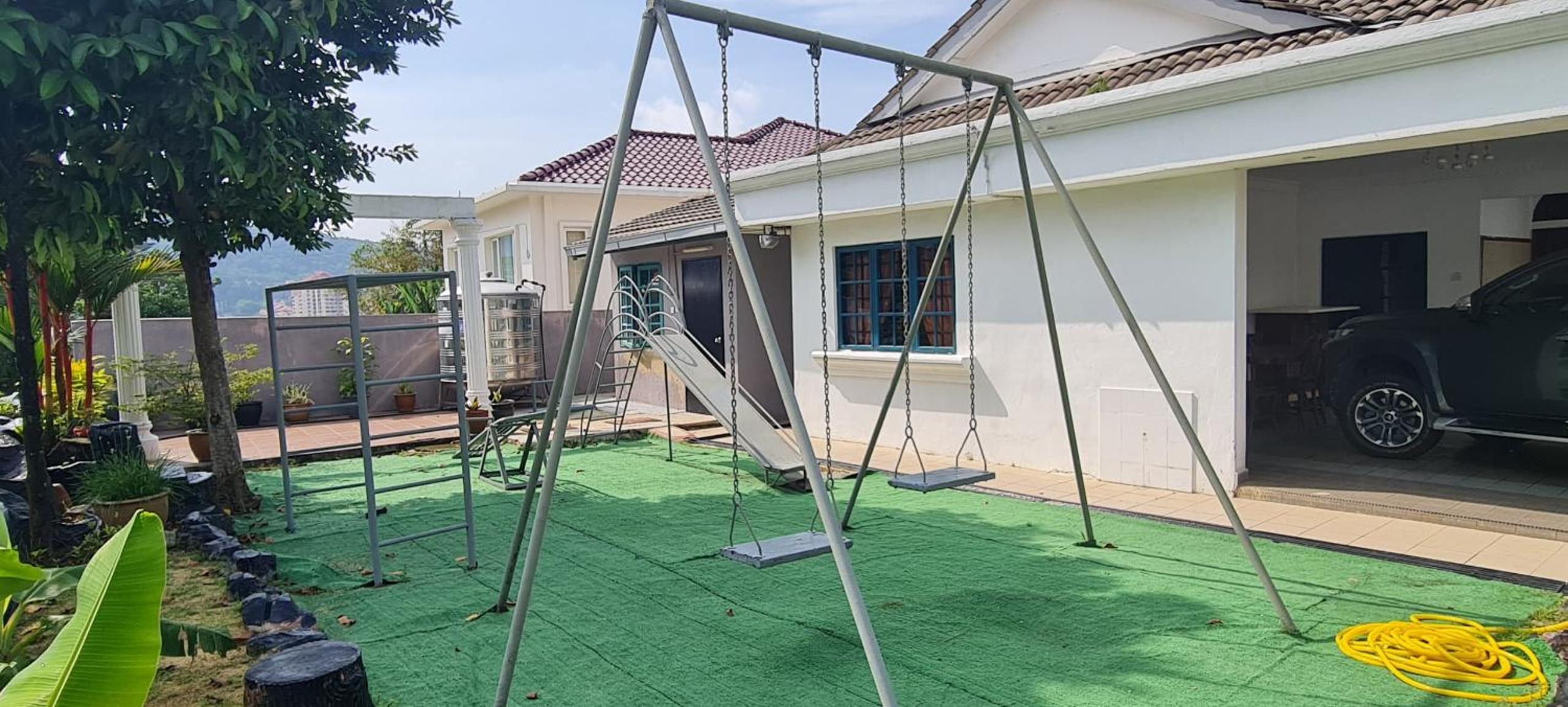 Private TTDI Villa Pool & BBQ, Pingpong table, 6BR, Sleeps 25pax and family friendly