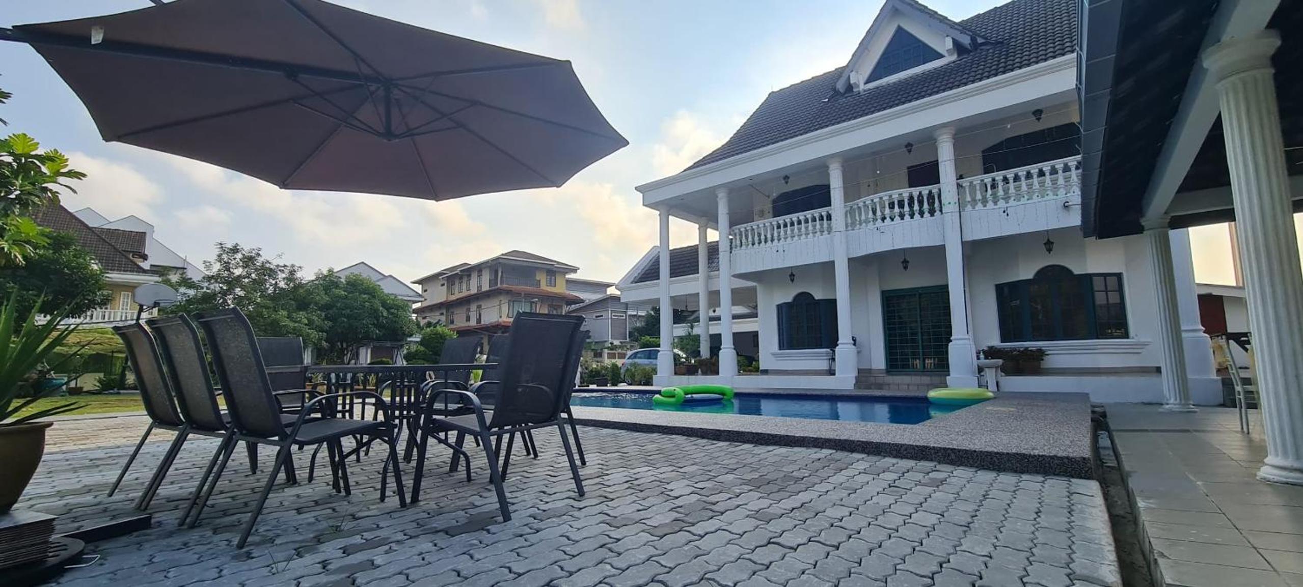 Private TTDI Villa Pool & BBQ, Pingpong table, 6BR, Sleeps 25pax and family friendly