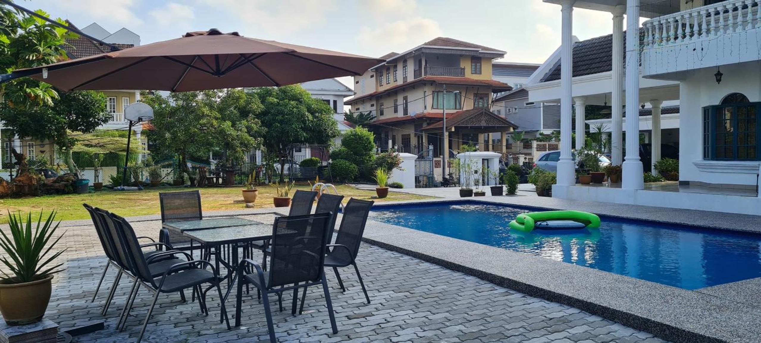 Private TTDI Villa Pool & BBQ, Pingpong table, 6BR, Sleeps 25pax and family friendly