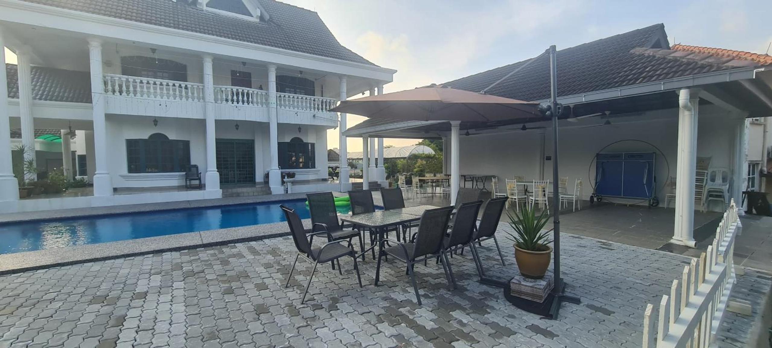 Private TTDI Villa Pool & BBQ, Pingpong table, 6BR, Sleeps 25pax and family friendly