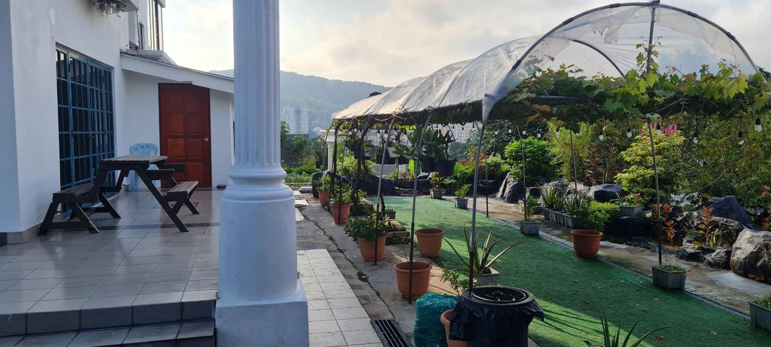 Private TTDI Villa Pool & BBQ, Pingpong table, 6BR, Sleeps 25pax and family friendly