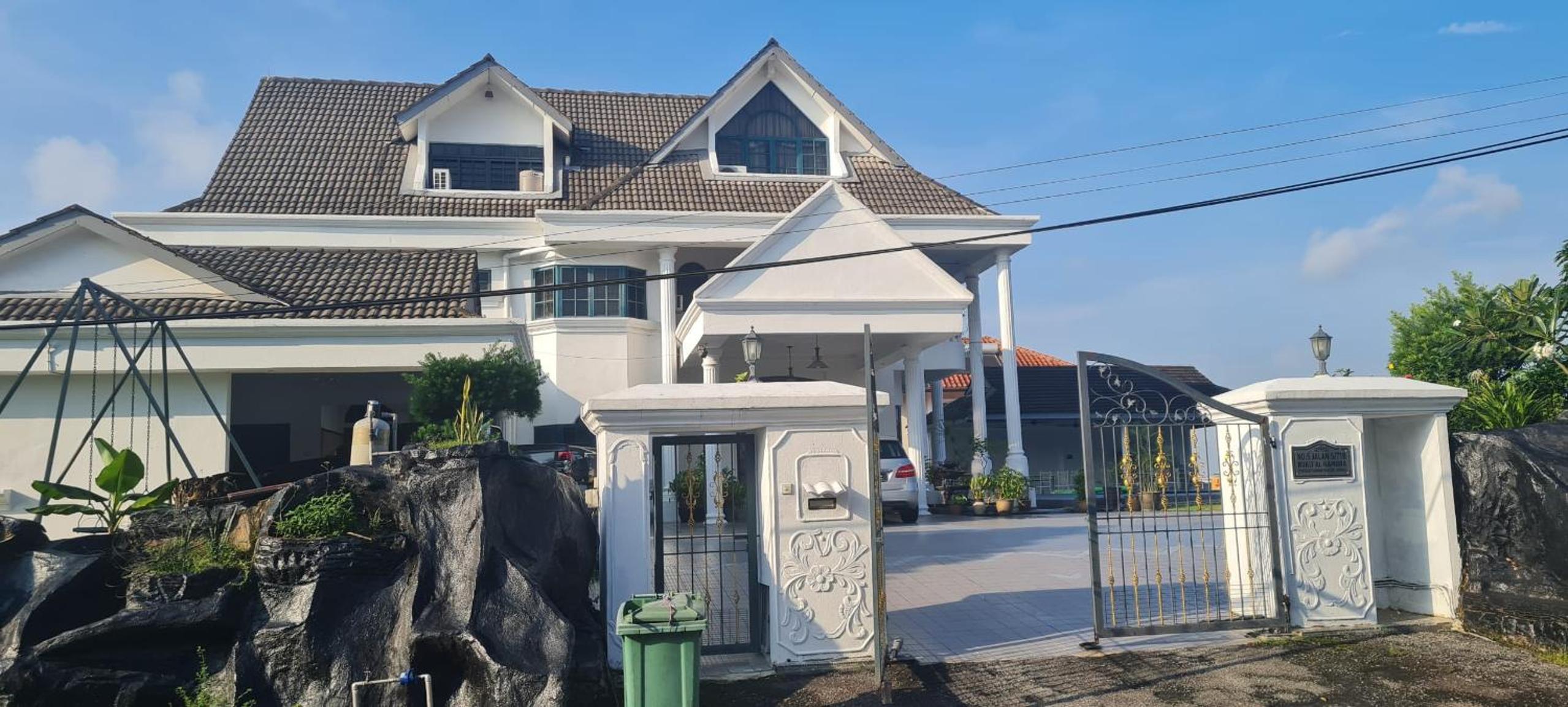 Private TTDI Villa Pool & BBQ, Pingpong table, 6BR, Sleeps 25pax and family friendly