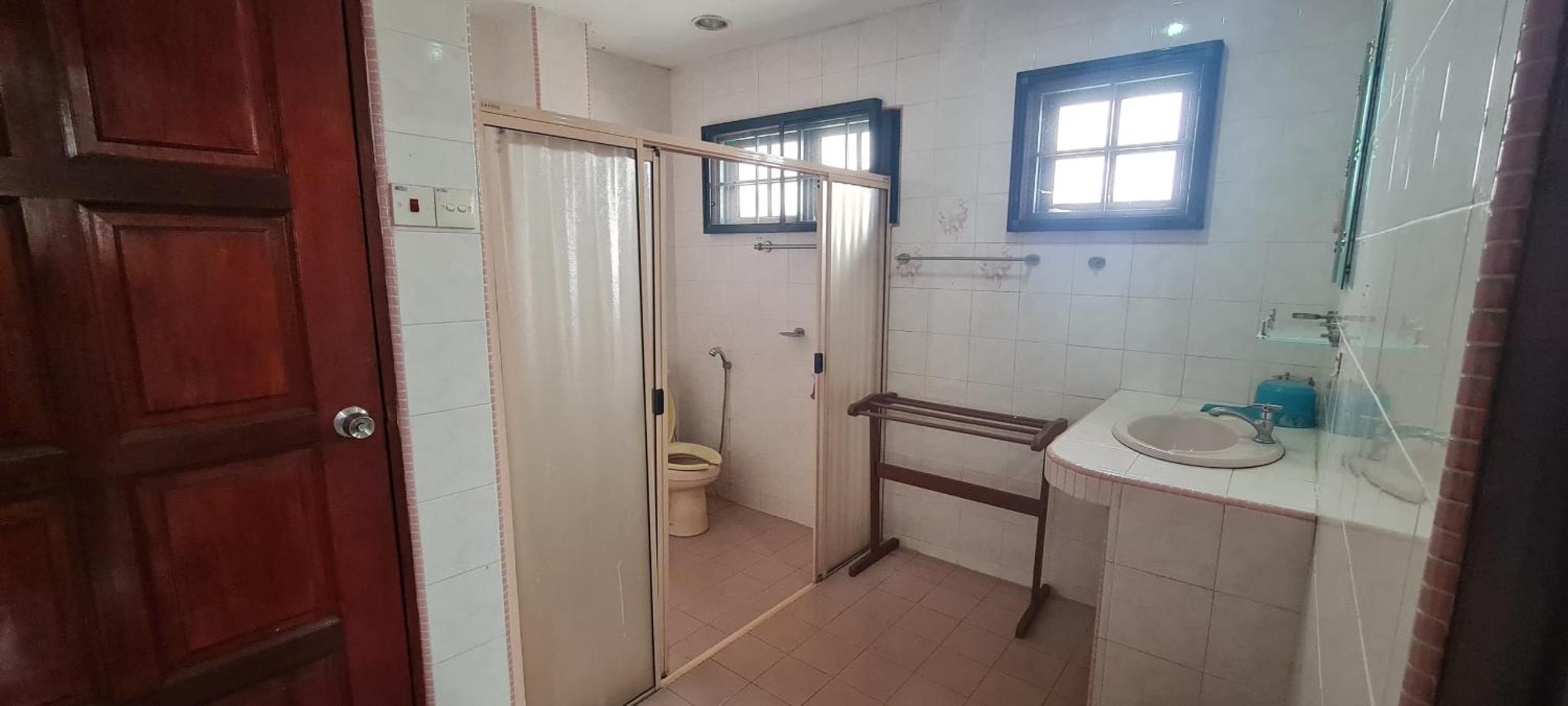 Private TTDI Villa Pool & BBQ, Pingpong table, 6BR, Sleeps 25pax and family friendly
