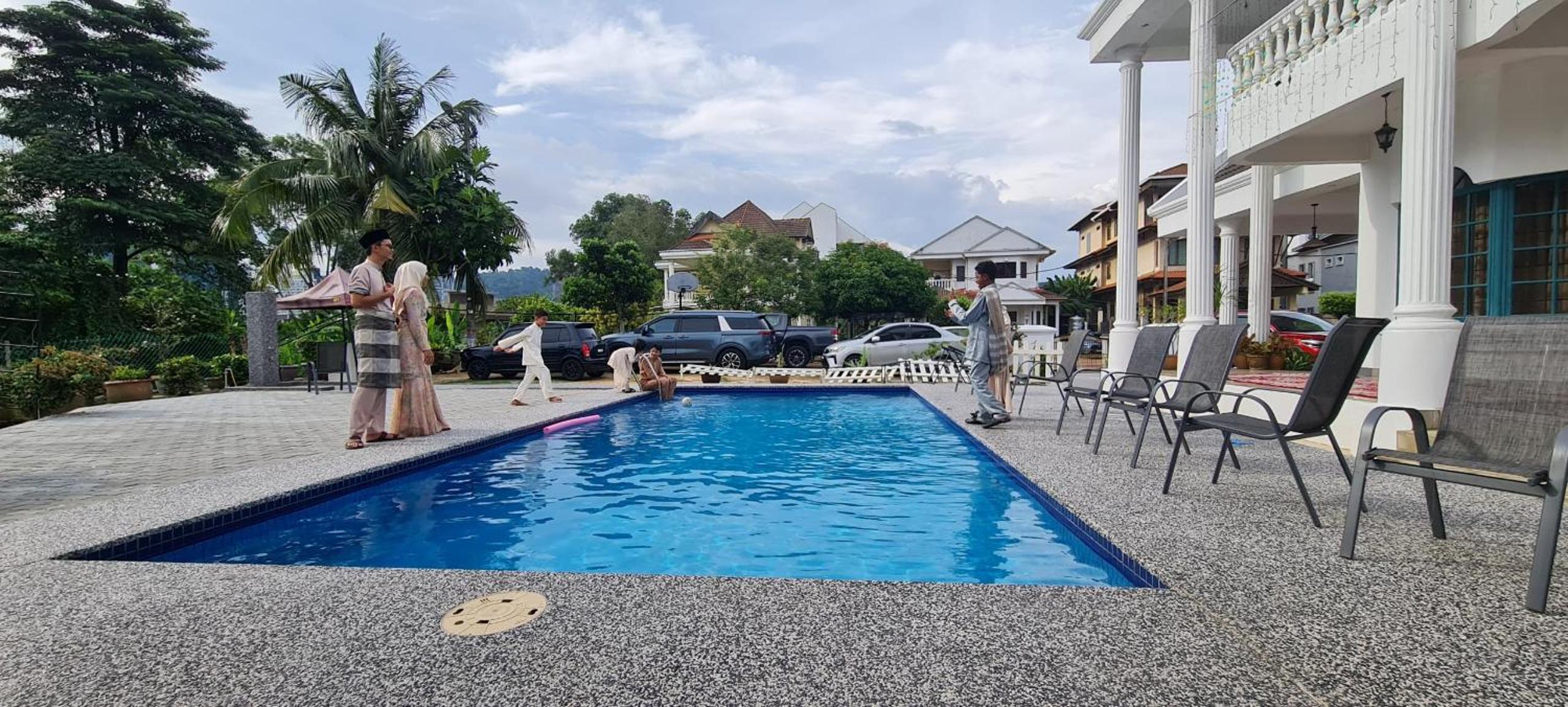 Private TTDI Villa Pool & BBQ, Pingpong table, 6BR, Sleeps 25pax and family friendly