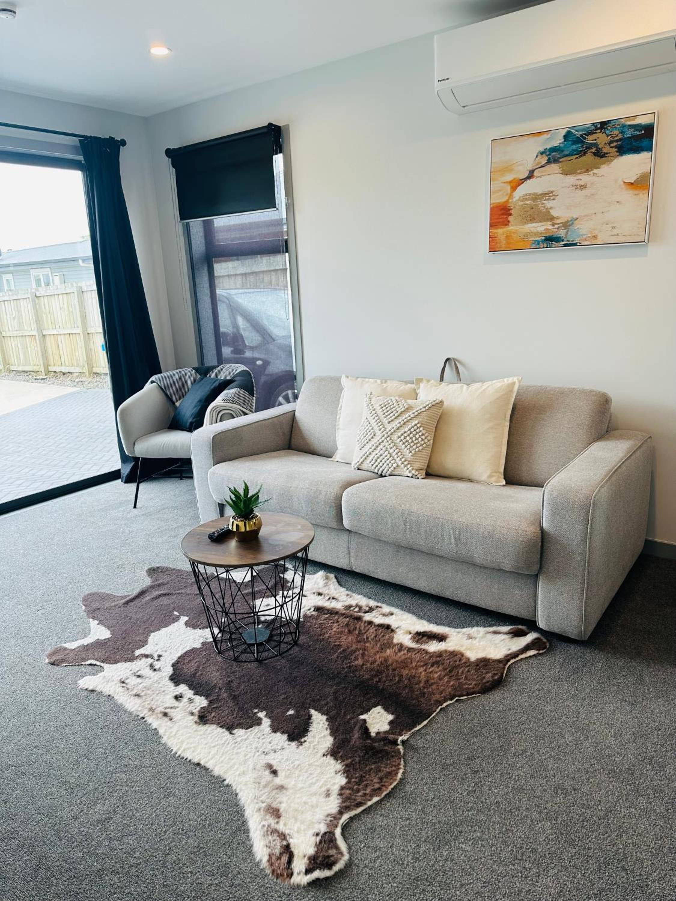 SunnySide Getaway- Brand New & Central view 2