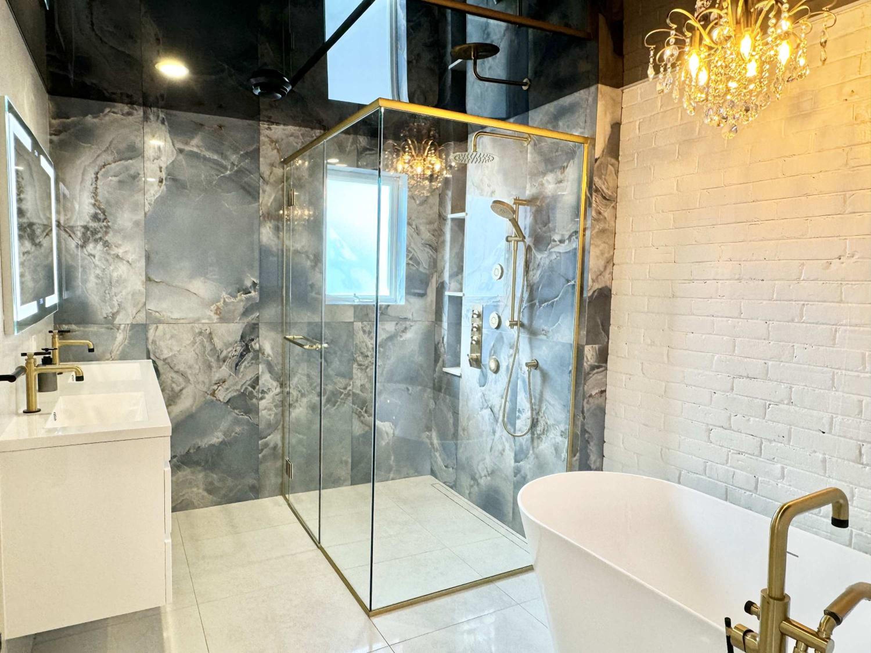 The Royal Suite - Hot Tub - Free EV Chrger