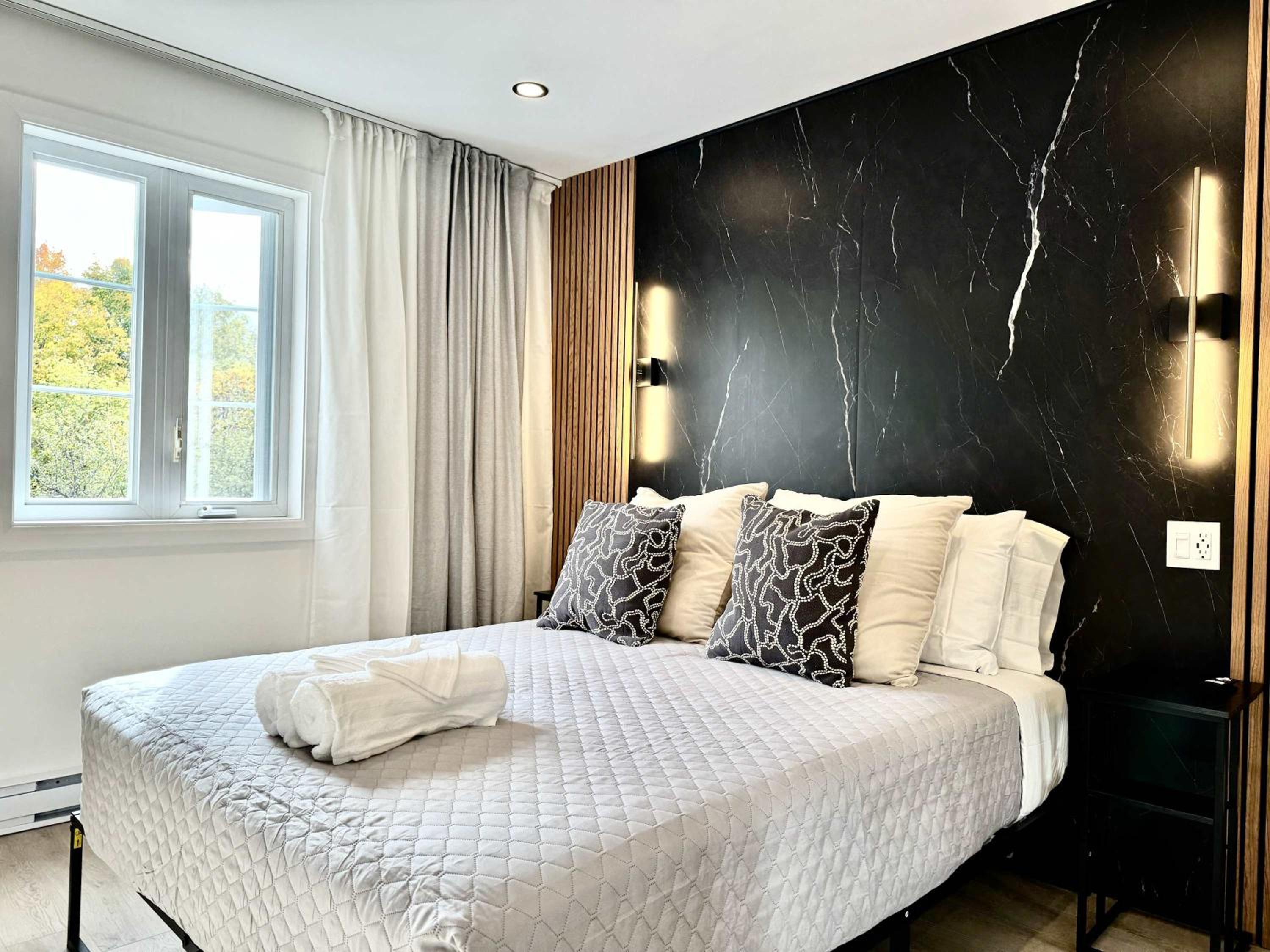 The Royal Suite - Hot Tub - Free EV Chrger