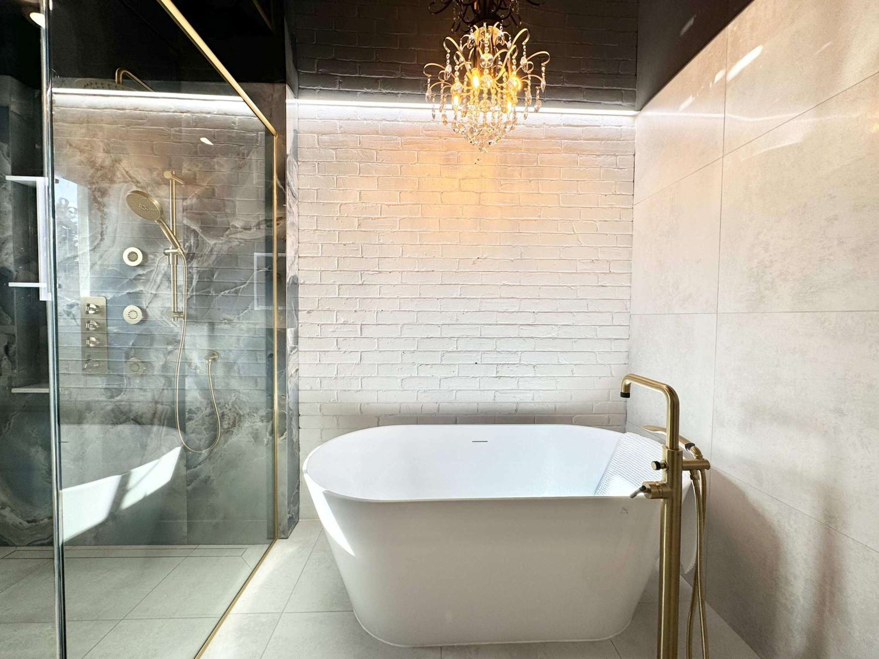 The Royal Suite - Hot Tub - Free EV Chrger