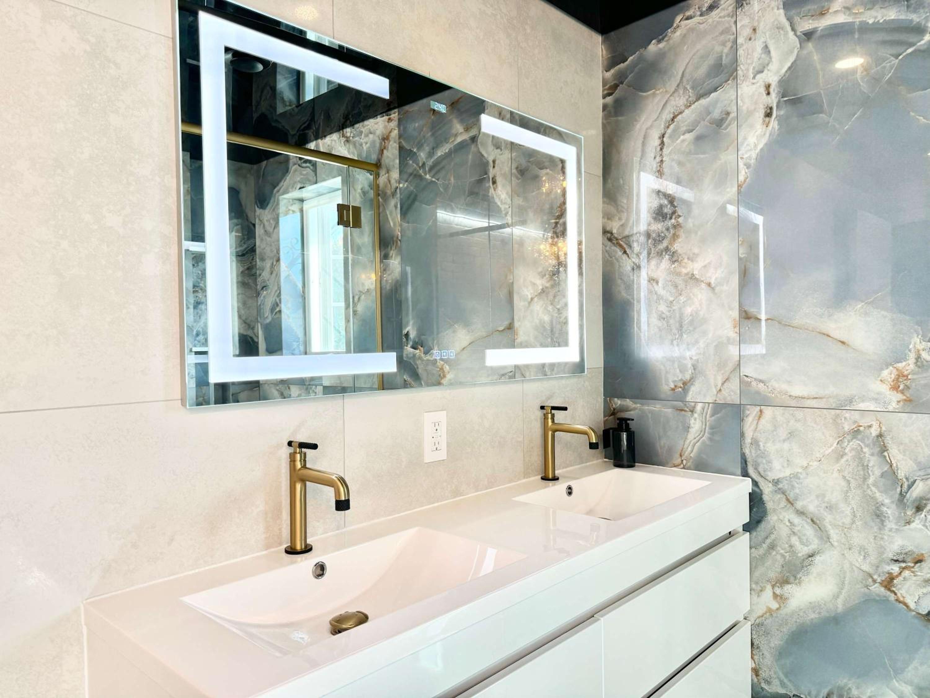 The Royal Suite - Hot Tub - Free EV Chrger