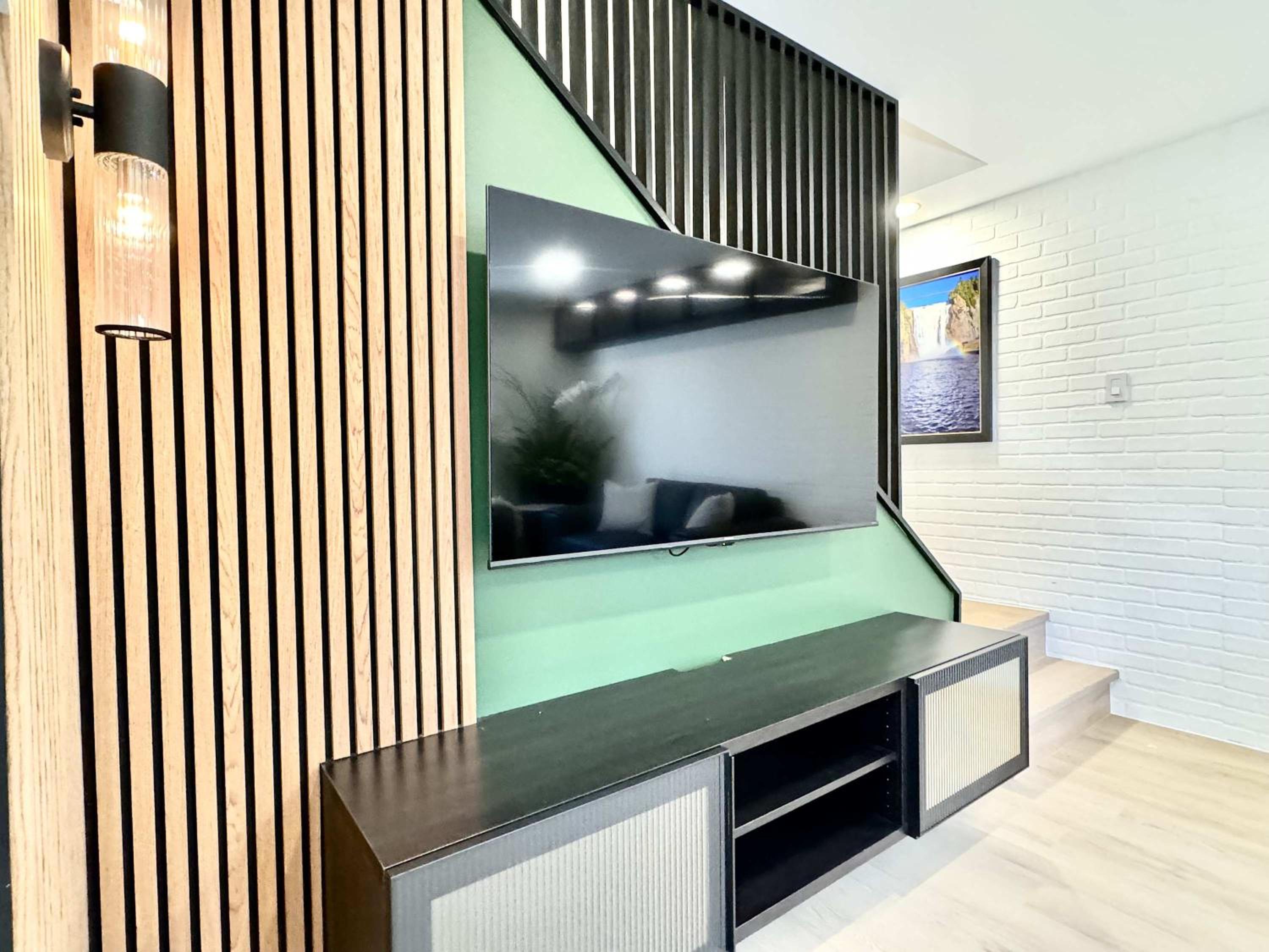 The Royal Suite - Hot Tub - Free EV Chrger