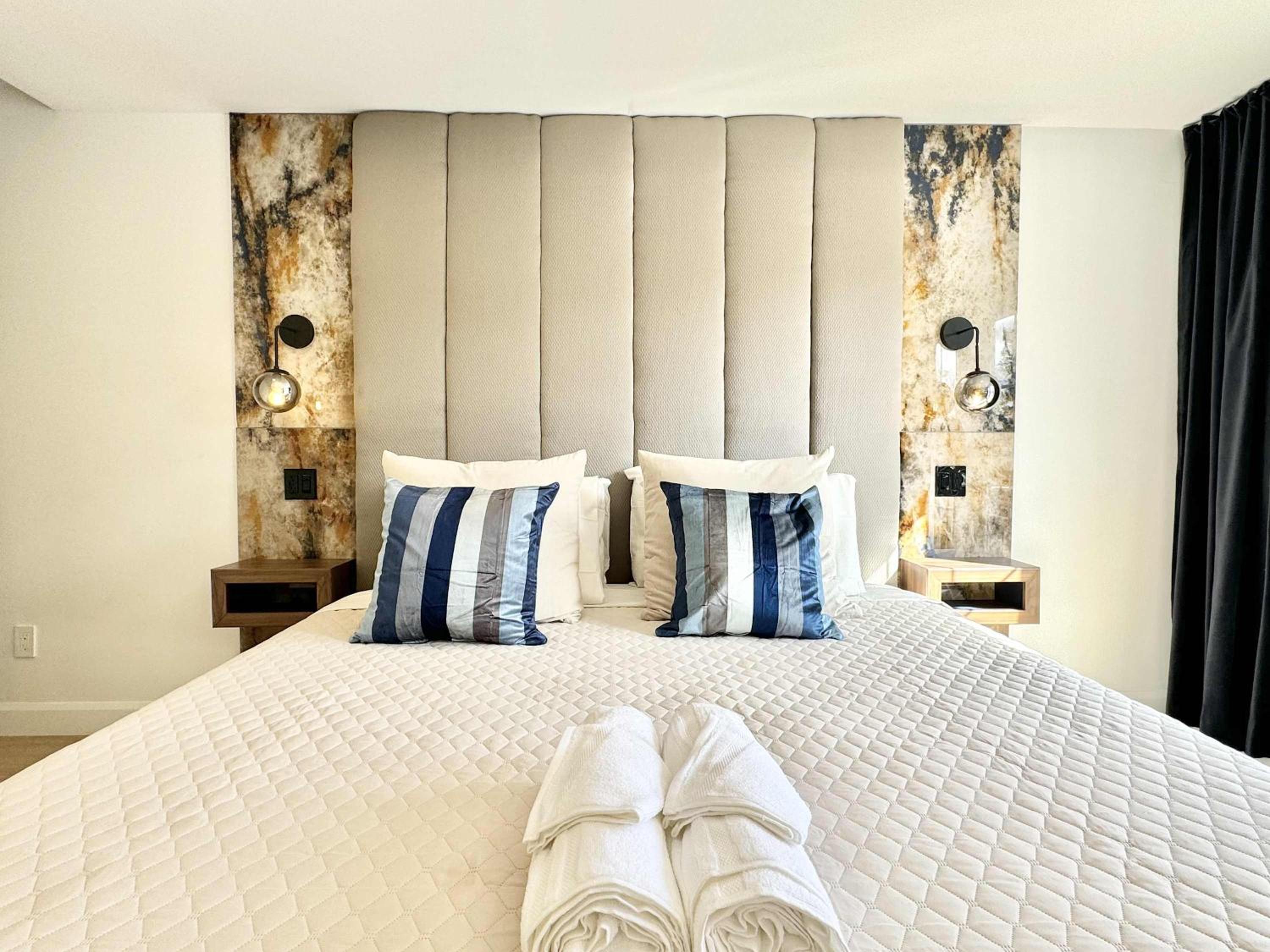 The Royal Suite - Hot Tub - Free EV Chrger
