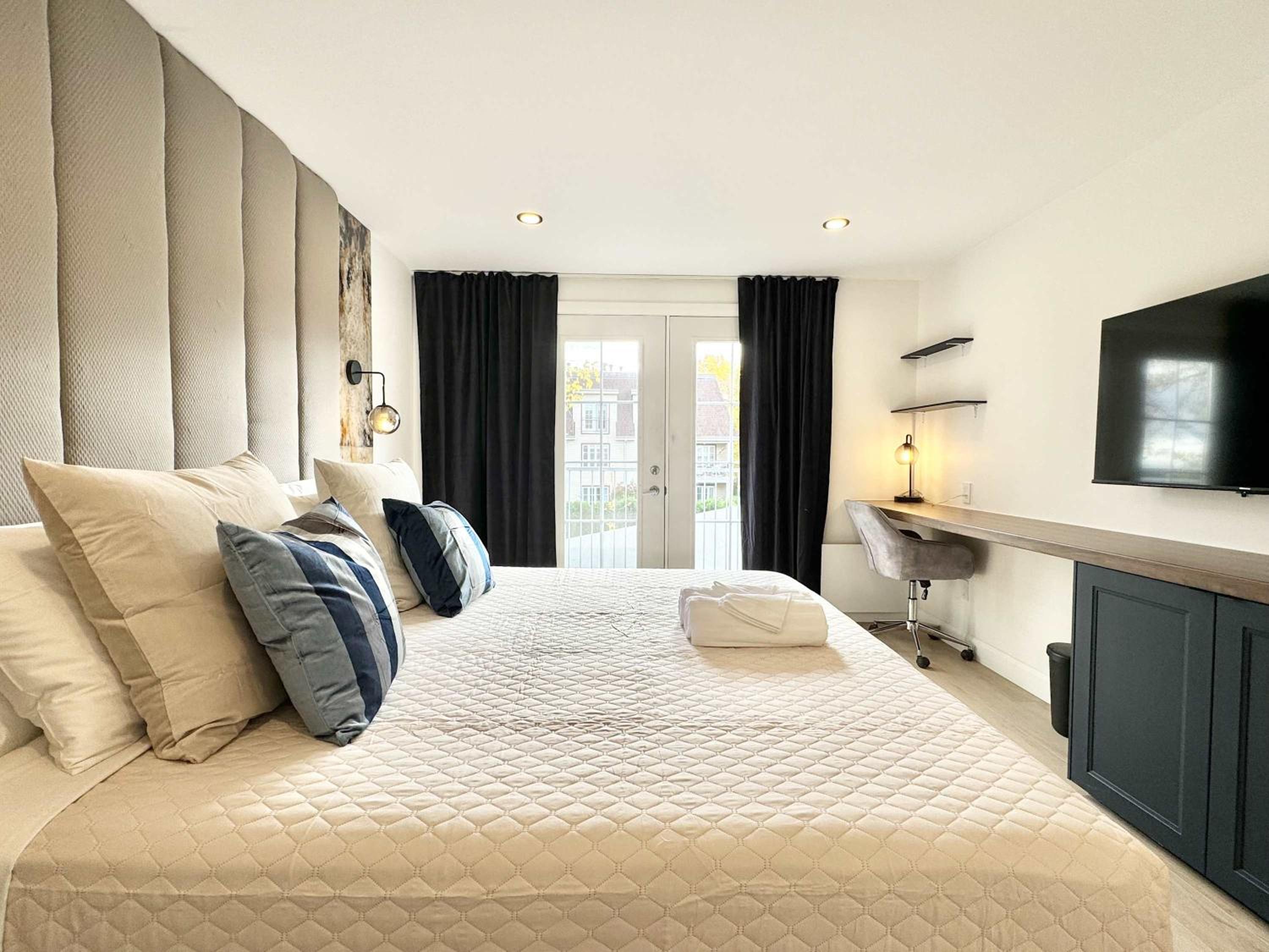 The Royal Suite - Hot Tub - Free EV Chrger