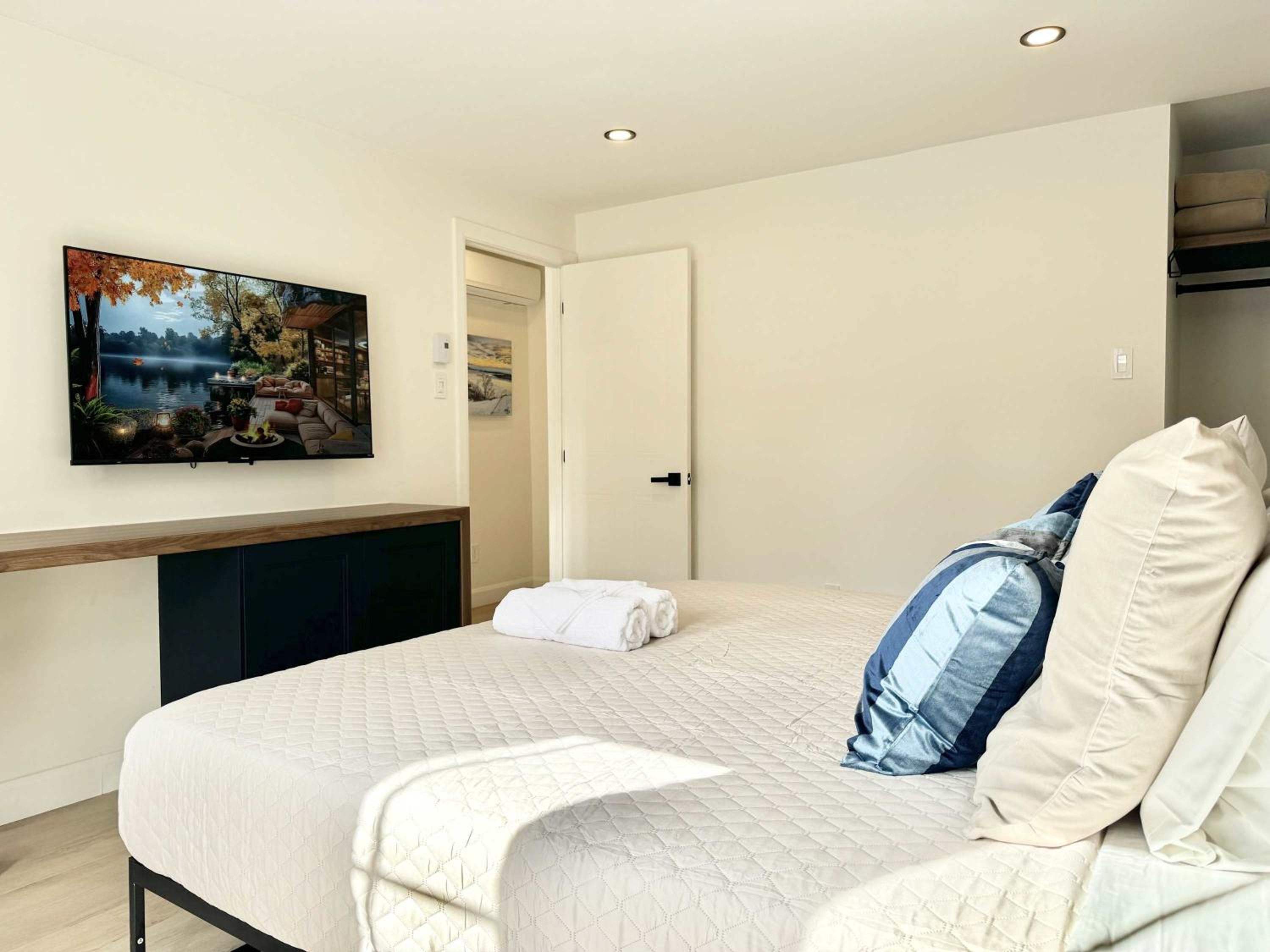 The Royal Suite - Hot Tub - Free EV Chrger