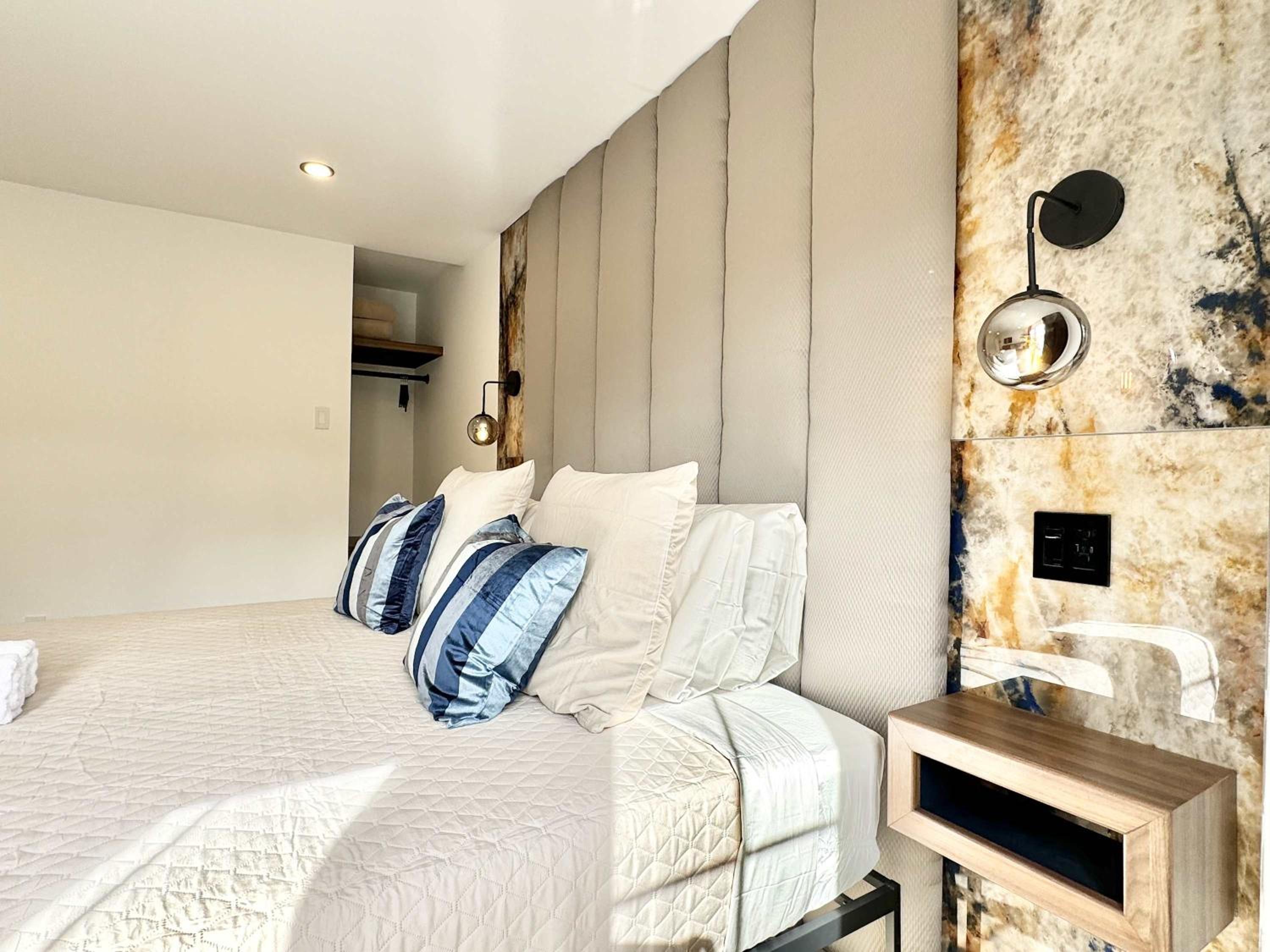 The Royal Suite - Hot Tub - Free EV Chrger