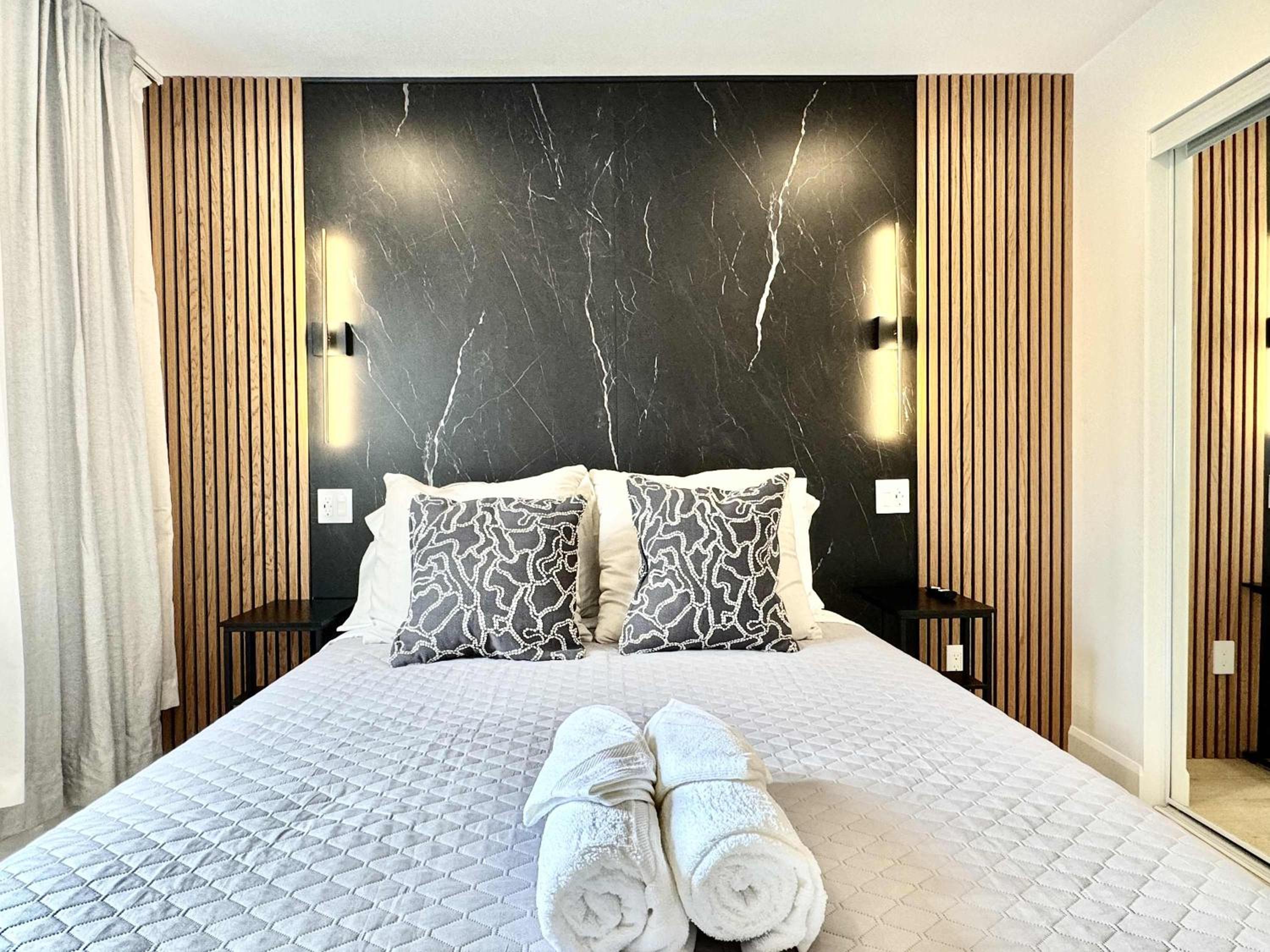 The Royal Suite - Hot Tub - Free EV Chrger