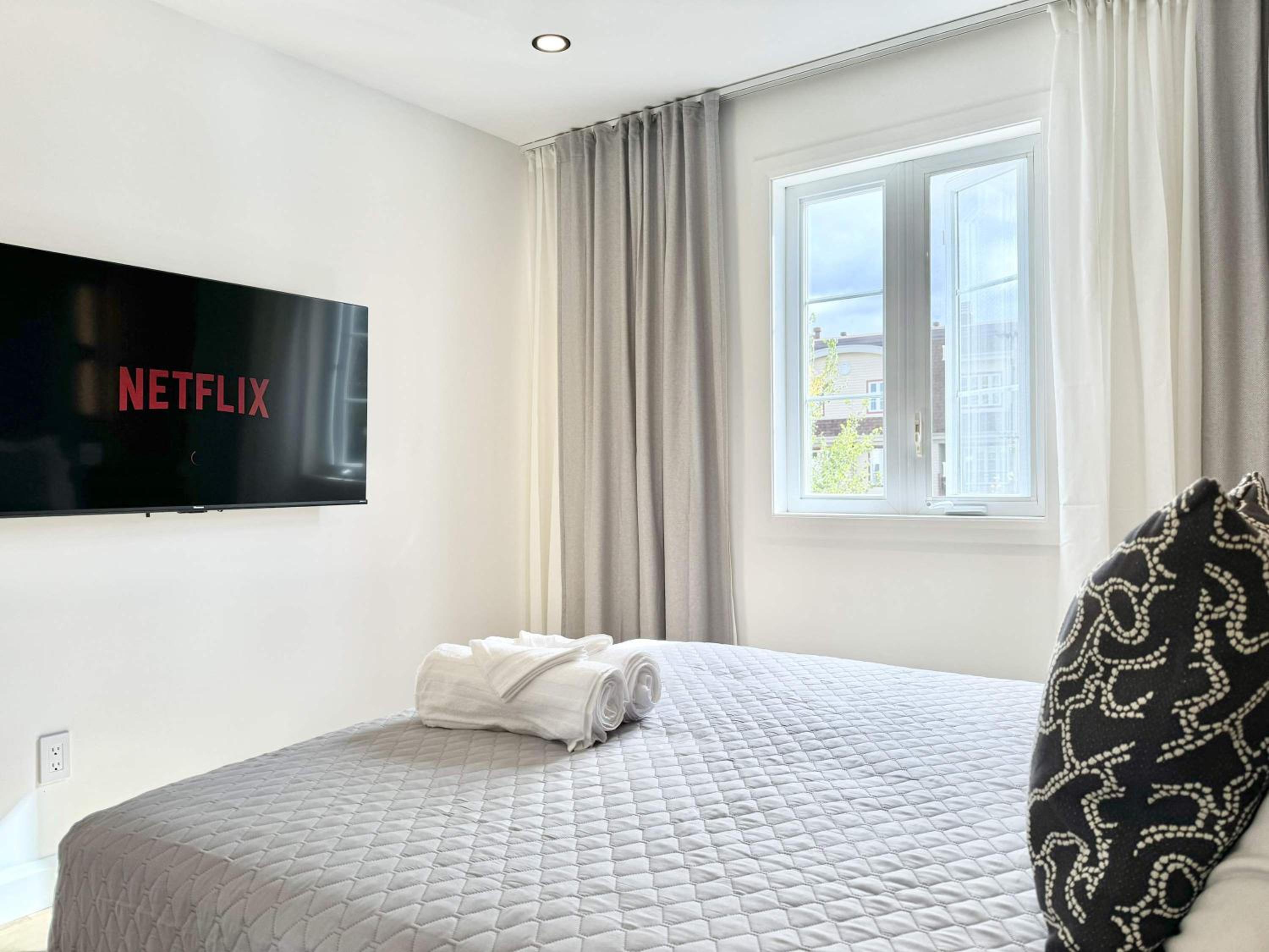 The Royal Suite - Hot Tub - Free EV Chrger