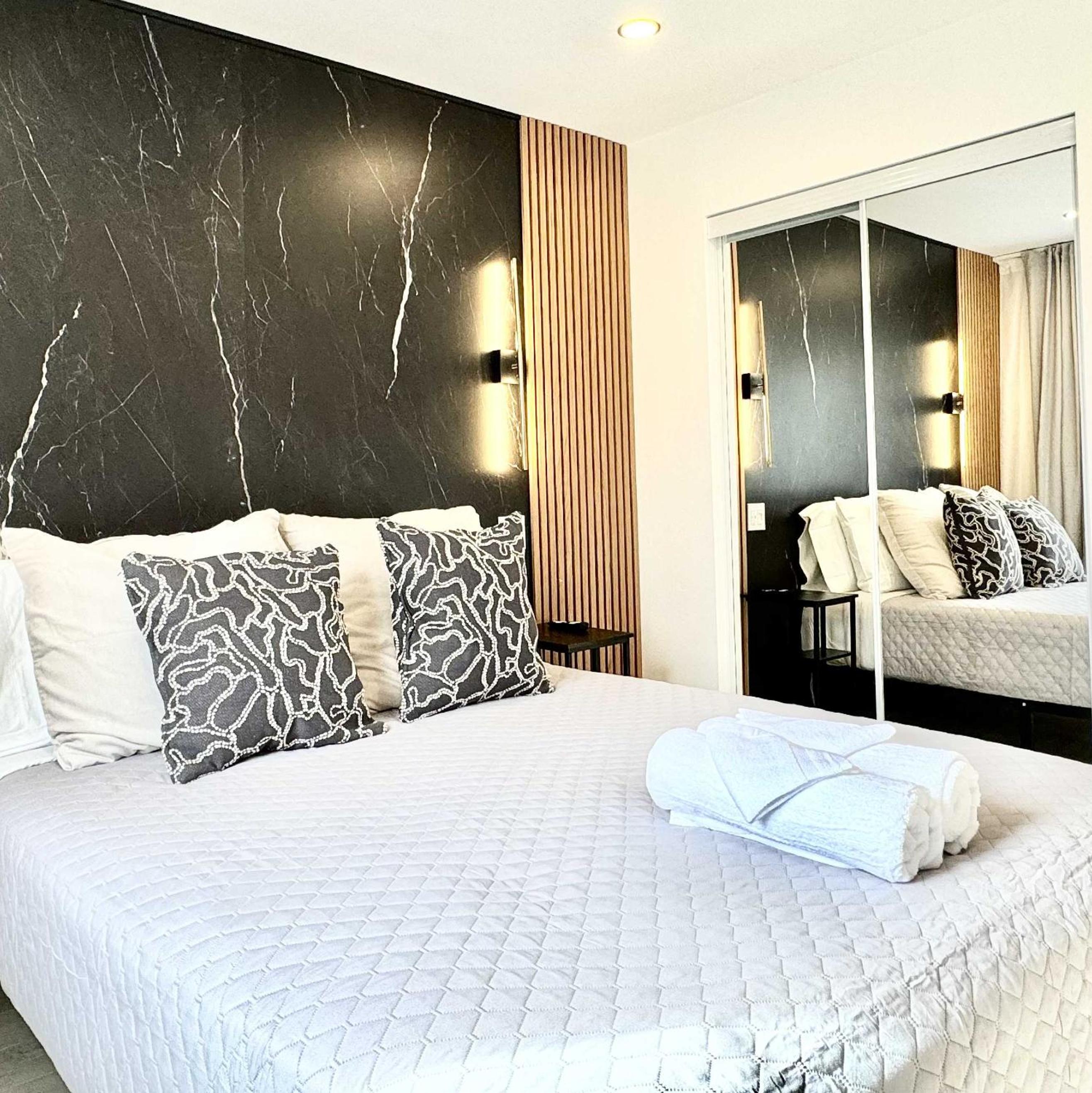 The Royal Suite - Hot Tub - Free EV Chrger