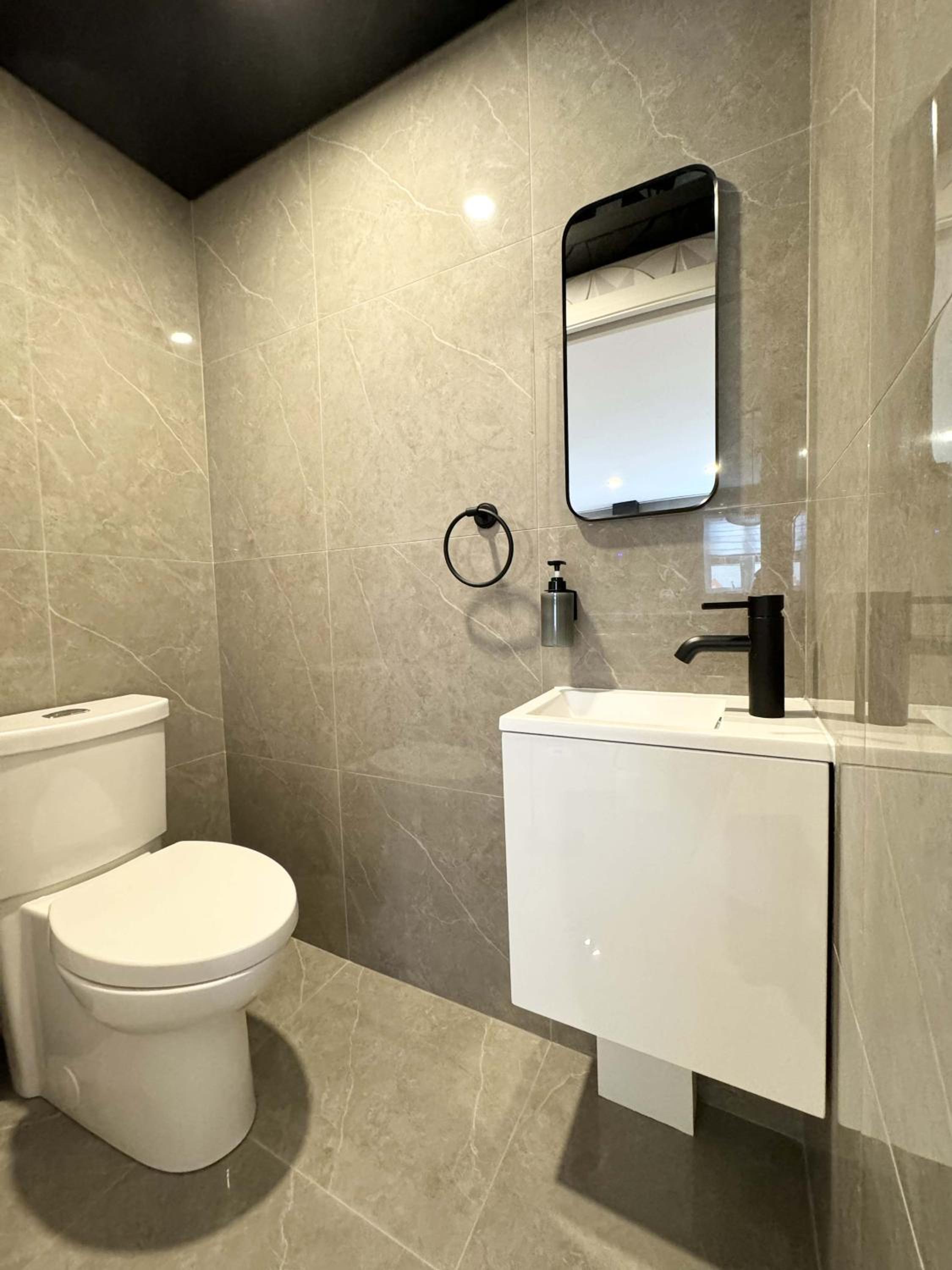 The Royal Suite - Hot Tub - Free EV Chrger