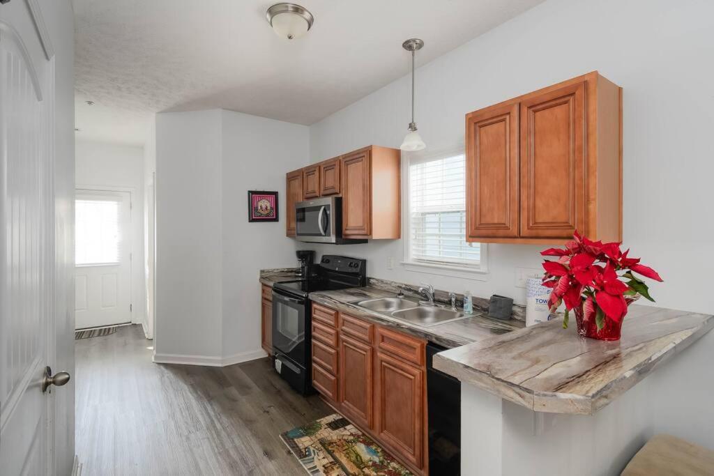 Newly Upgraded 2-BR Cottage, 2 Blocks To Beach view 4
