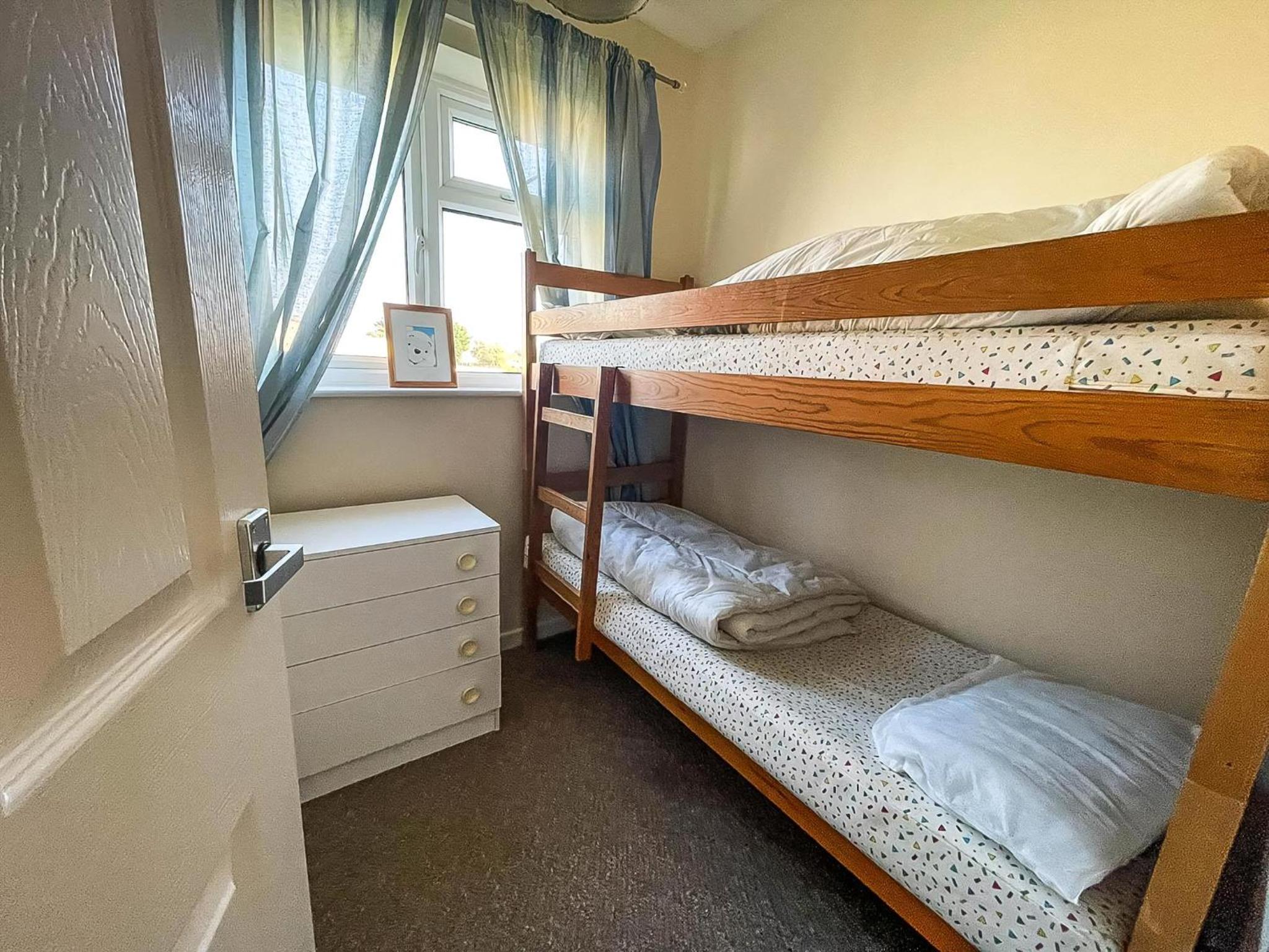8 Berth Chalet To Hire At Bermuda Holiday Park Nearby Hemsby Beach Ref 18192B view 3
