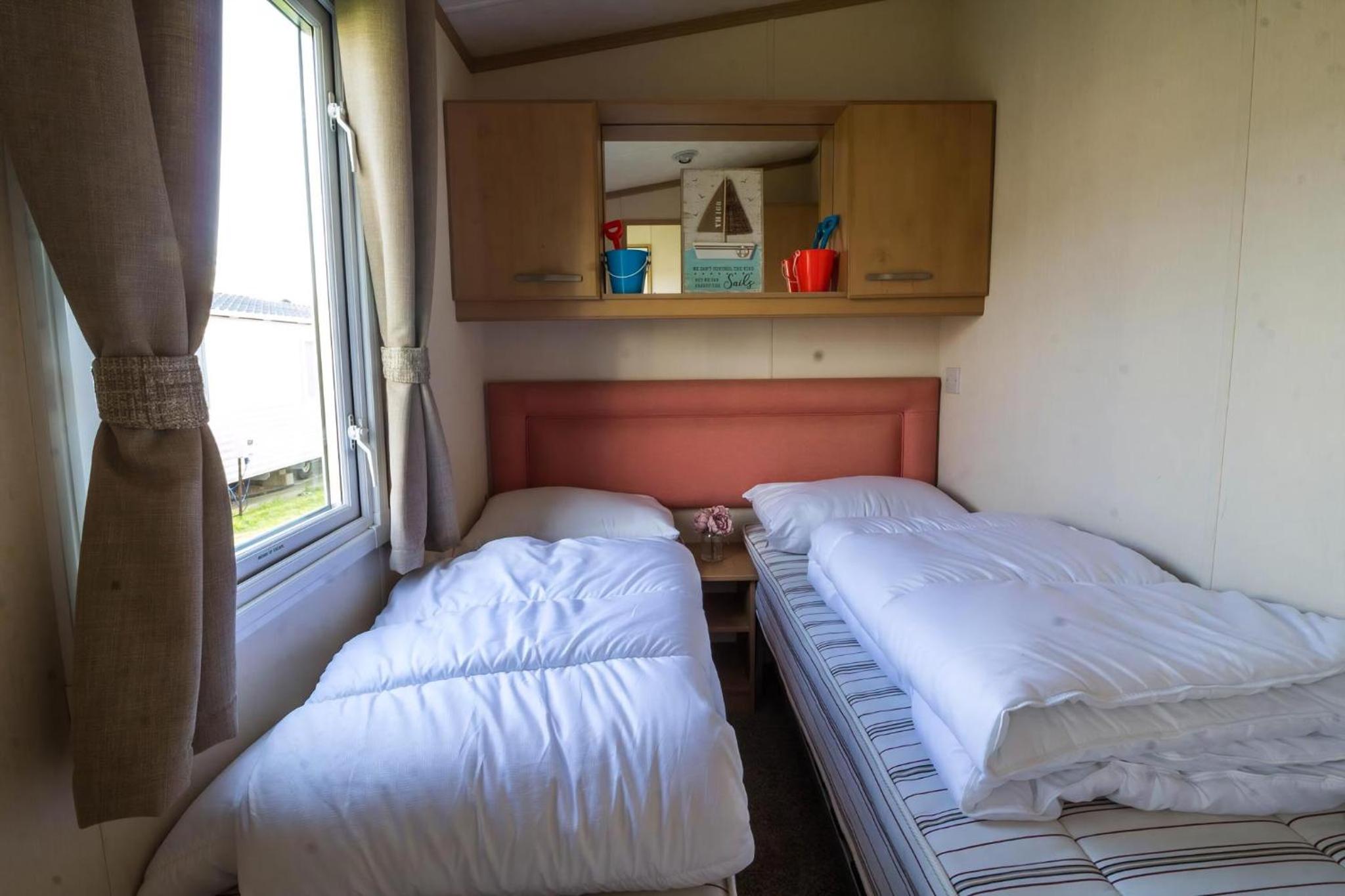 Lovely 6 Berth Caravan For Hire At Manor Park In Hunstanton Norfolk Ref 23044S view 5