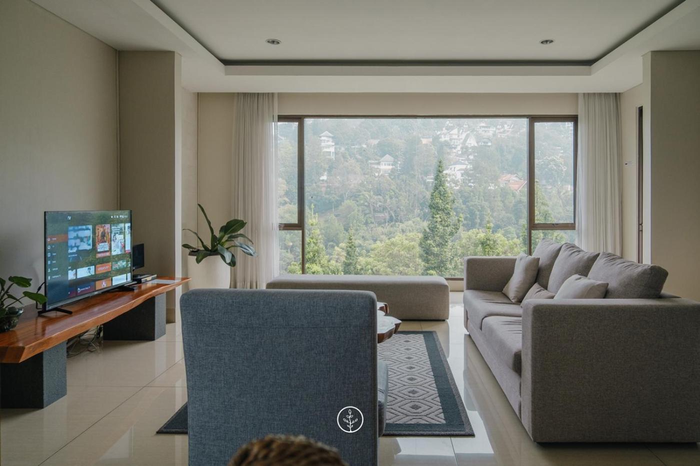 Tulip Hill View Villa 6 Bedrooms With a Private Heated Swimming Pool and a Movie Room