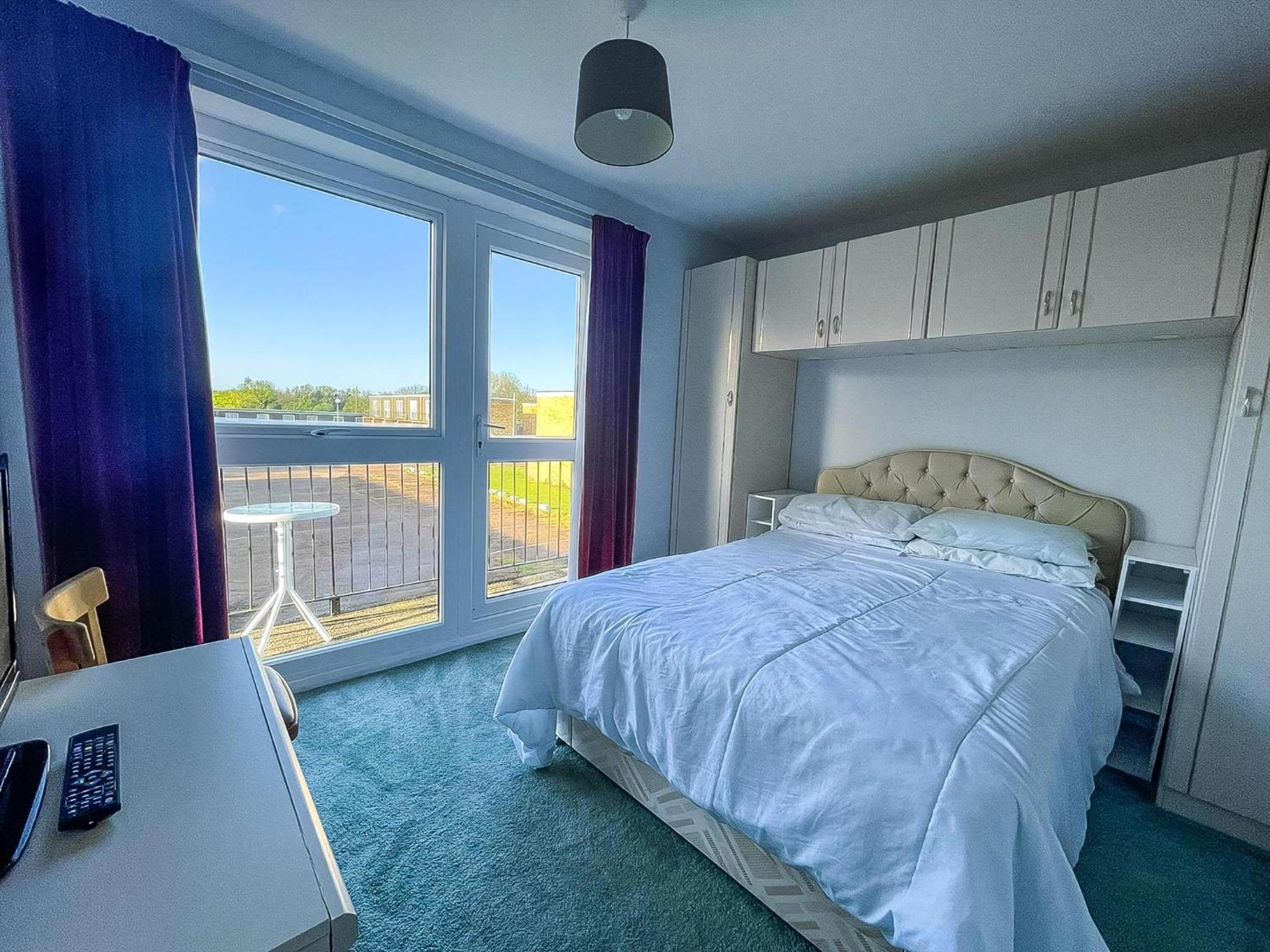 8 Berth Chalet To Hire At Bermuda Holiday Park Nearby Hemsby Beach Ref 18127B view 3