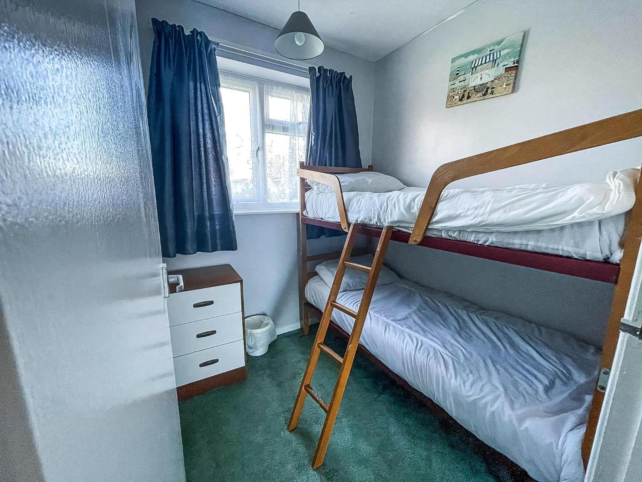 8 Berth Chalet To Hire At Bermuda Holiday Park Nearby Hemsby Beach Ref 18127B view 5