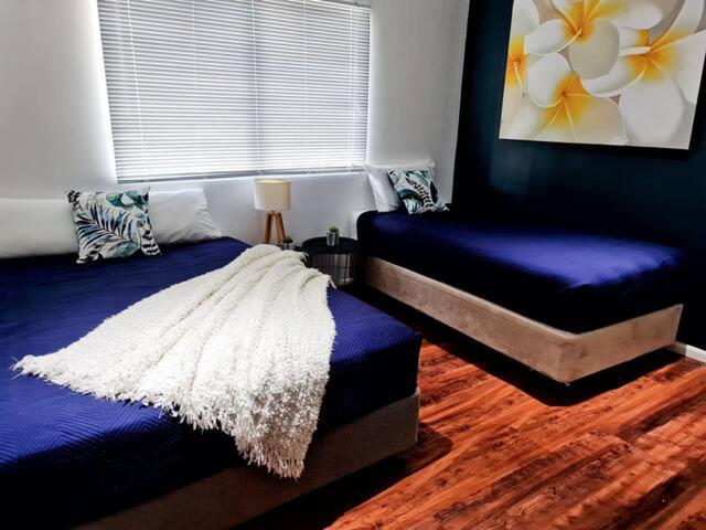 4 BDR Gardens Escape Inner City Townhouse with Secure Parking and Spa