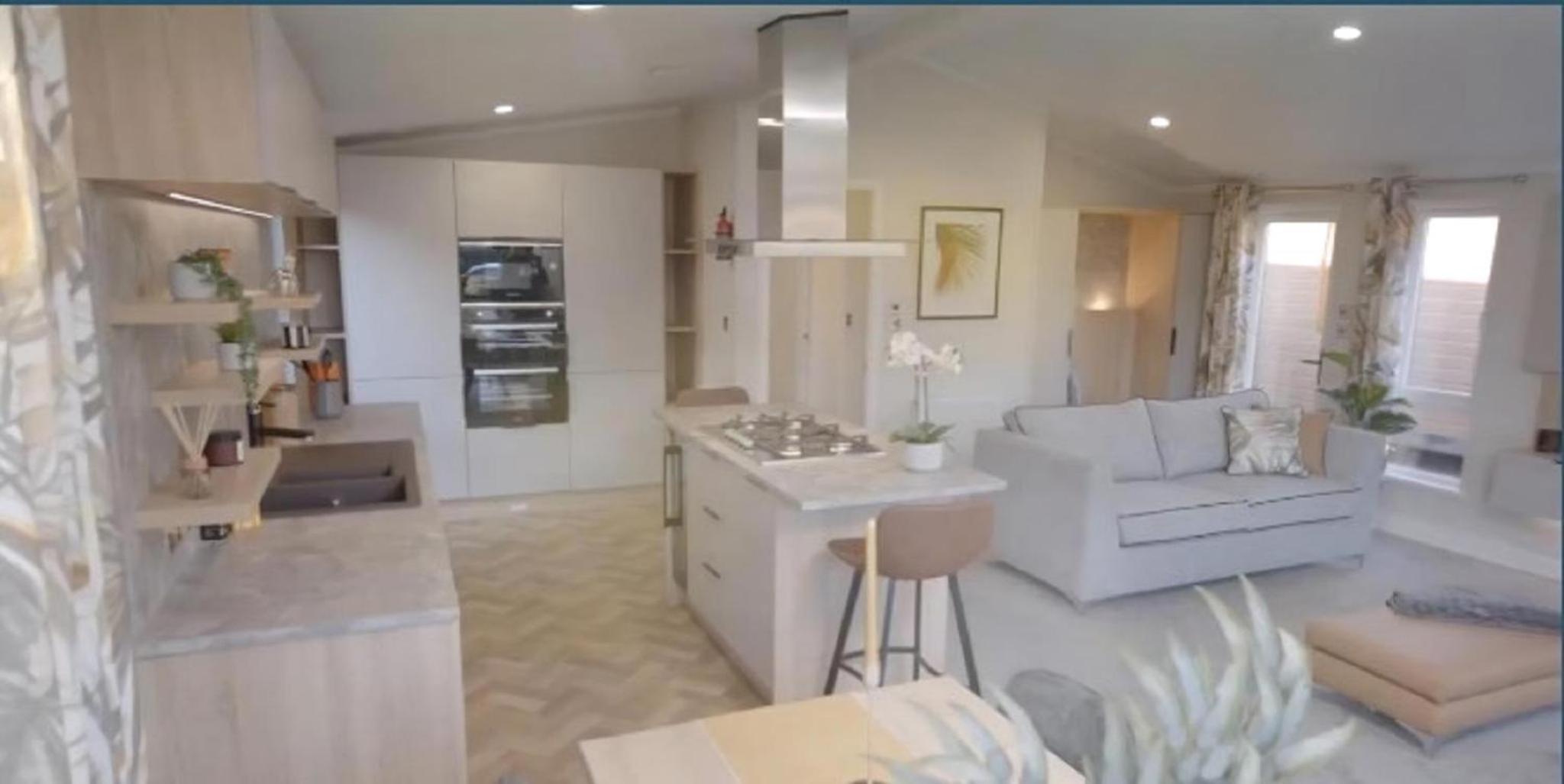 Beautiful Lodge With Full Decking Nearby Hunstanton Beach, Sleeps 6 Ref 23182K view 4