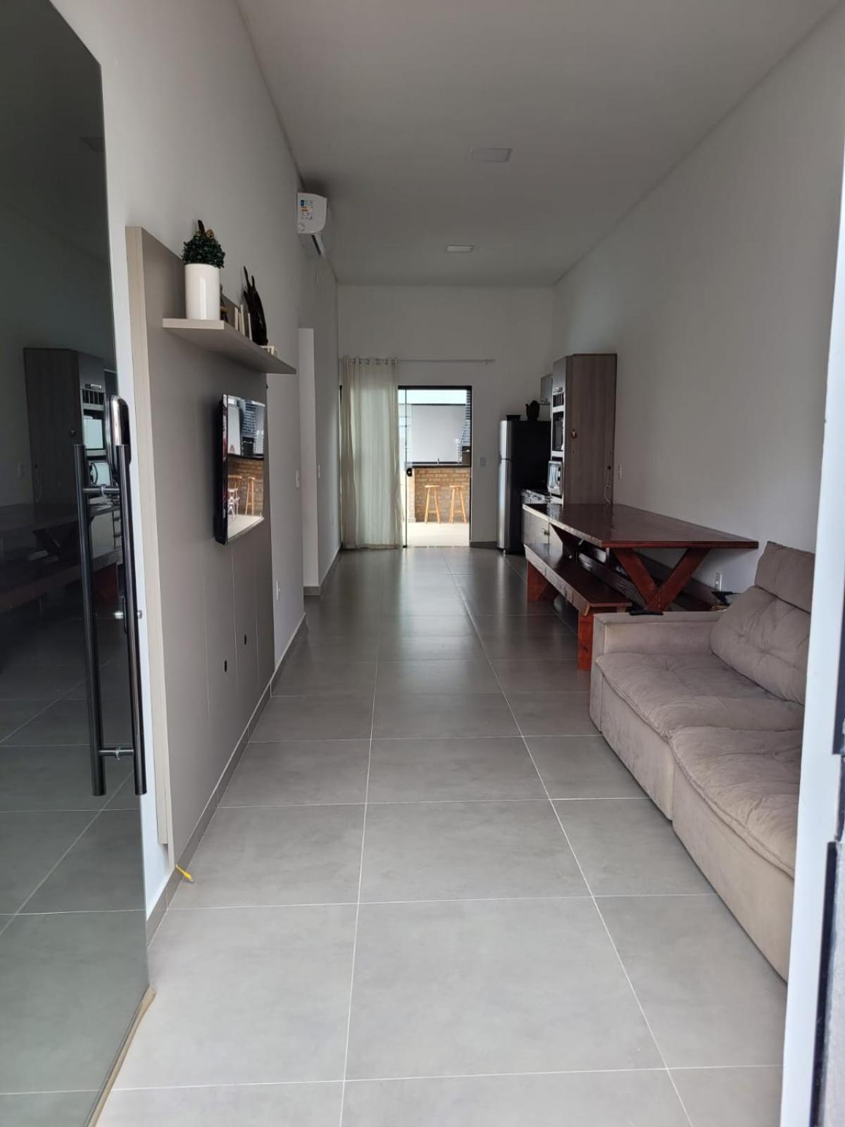 Casa com piscina e espaço gourmet 300m do mar