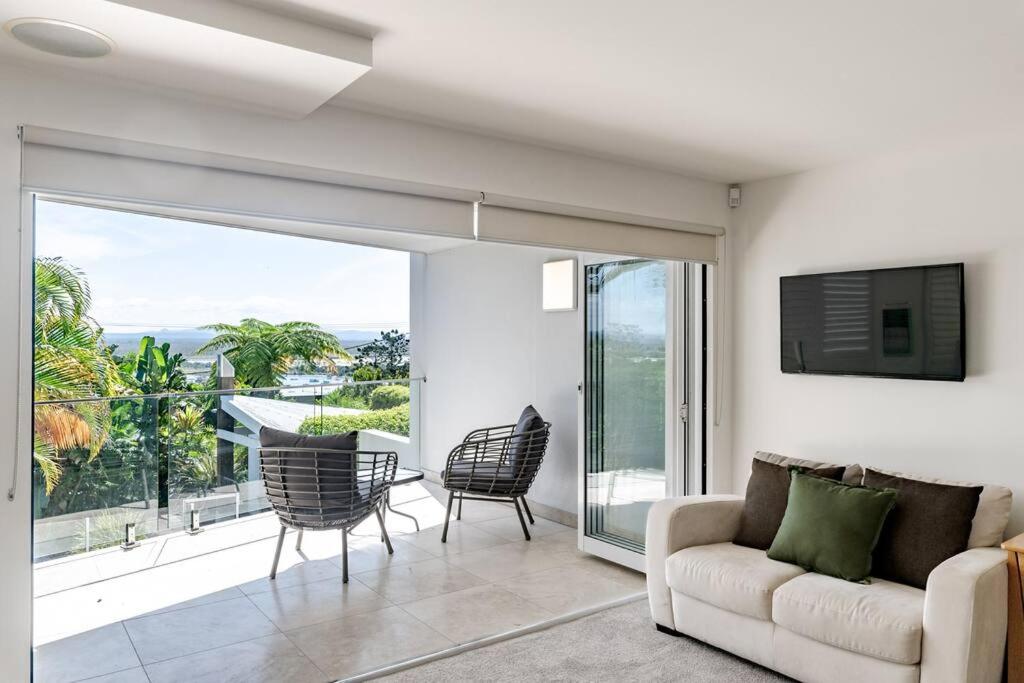 Stunning Sea Vue Blue Views over Laguna Bay