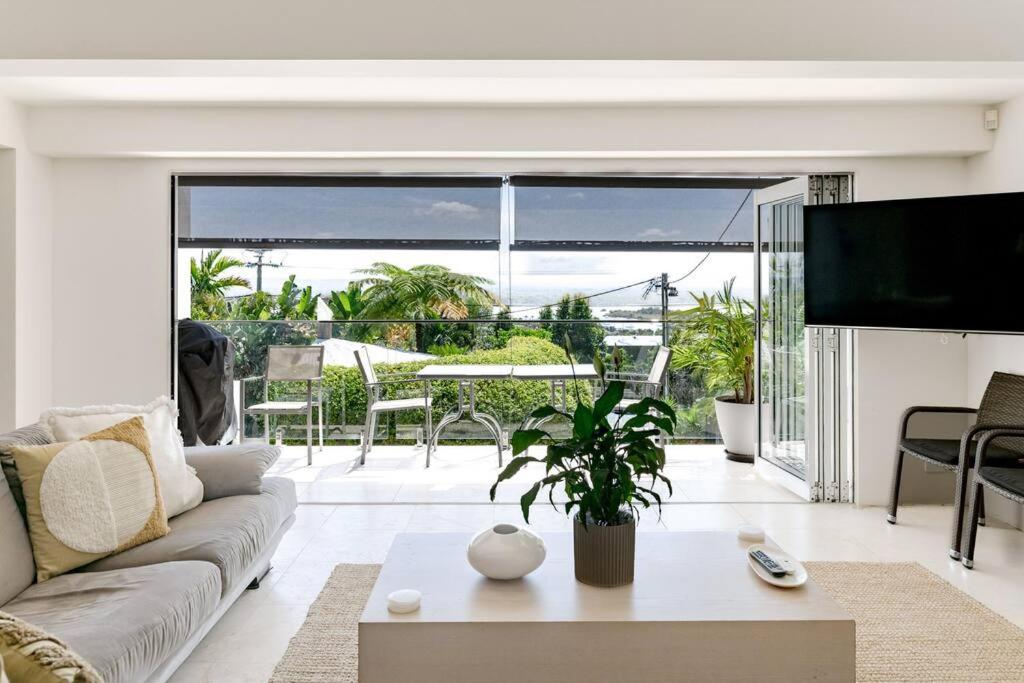 Stunning Sea Vue Blue Views over Laguna Bay