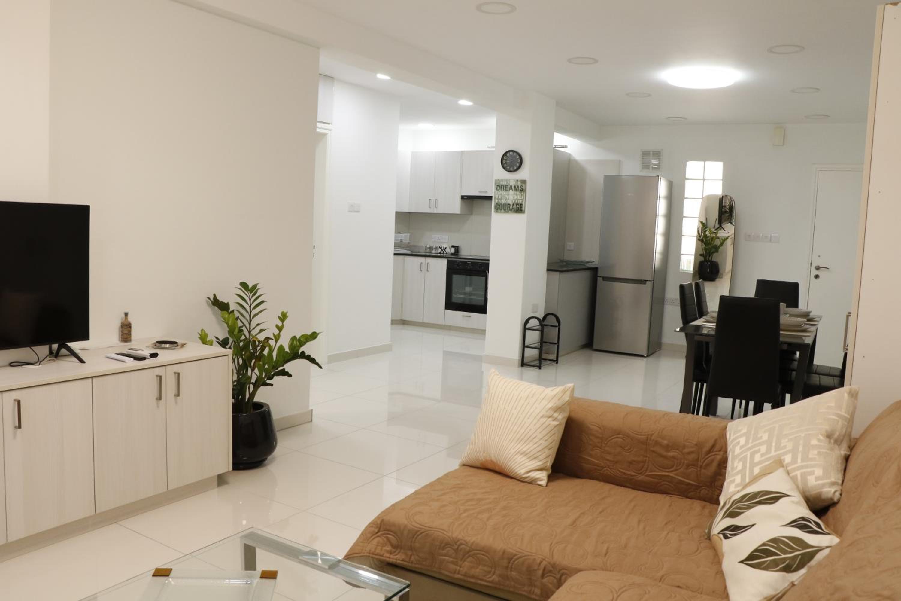 Spacious Apartment, NEAR PINIKOUDES BEACH
