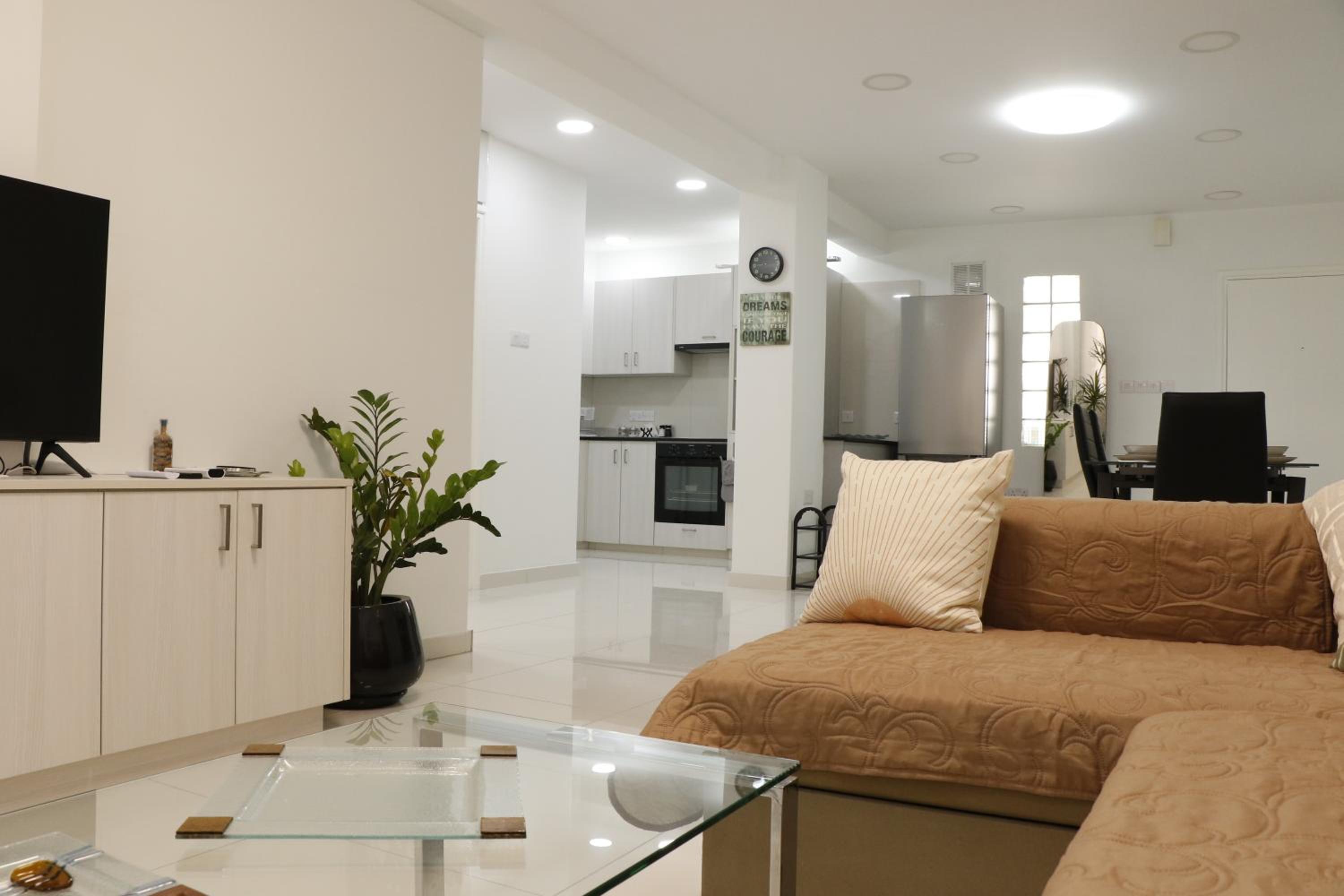 Spacious Apartment, NEAR PINIKOUDES BEACH