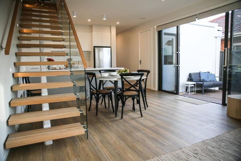 Modern Townhouse close to lake