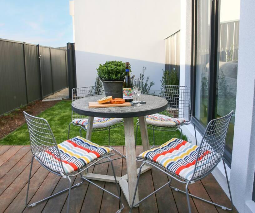 Modern Townhouse close to lake