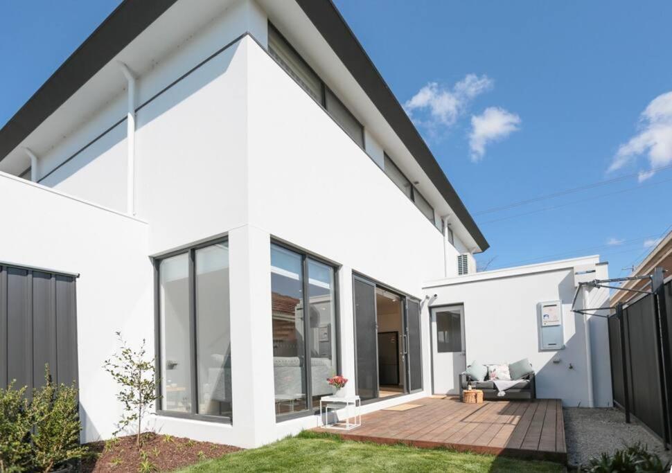 Modern Townhouse close to lake