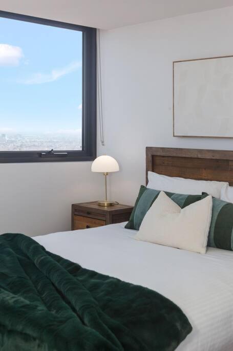 Lux Sky High Beachside Haven Apartments by Ready Set Host