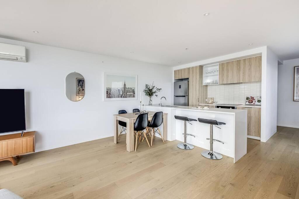Lux Sky High Beachside Haven Apartments by Ready Set Host