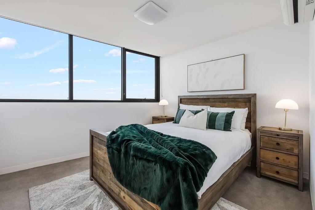 Lux Sky High Beachside Haven Apartments by Ready Set Host