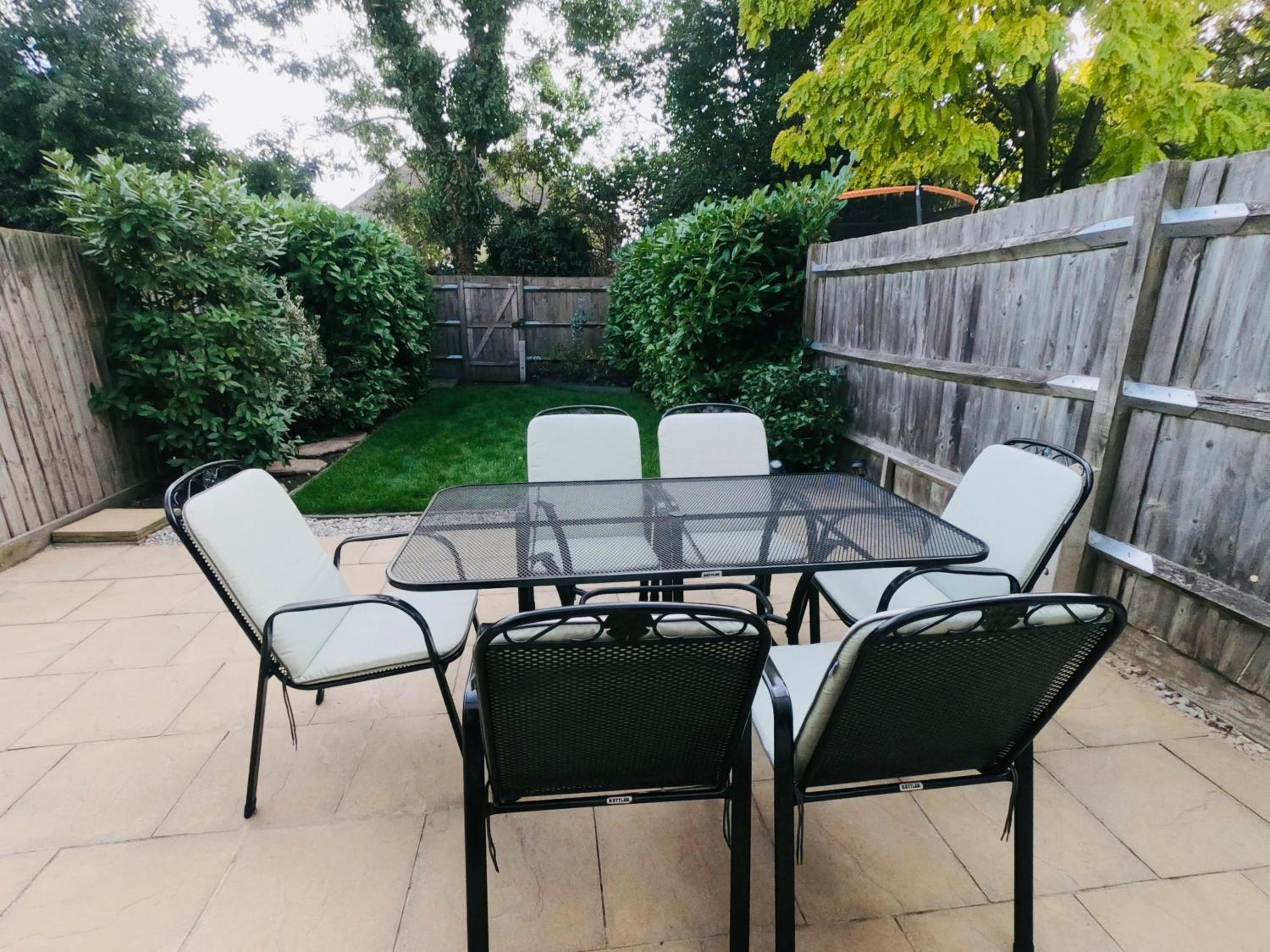 3 bed modern townhouse with self check in, sleeps 6, 35mins direct train to London Waterloo, zone 6 view 3