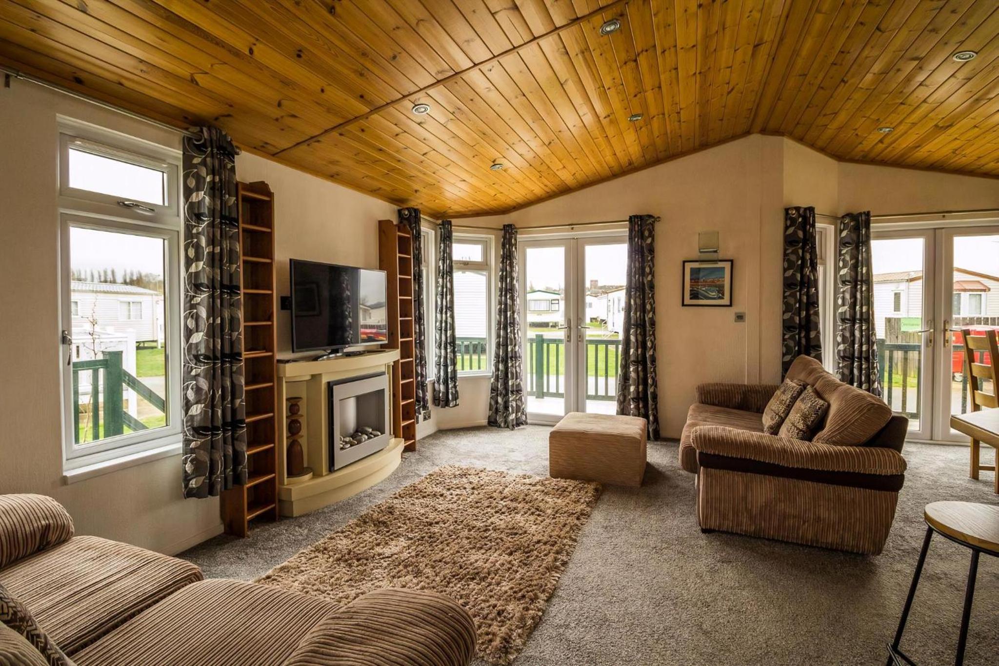 Modern 4 Berth Lodge With Decking At Manor Park In Hunstanton Ref 23024W view 5