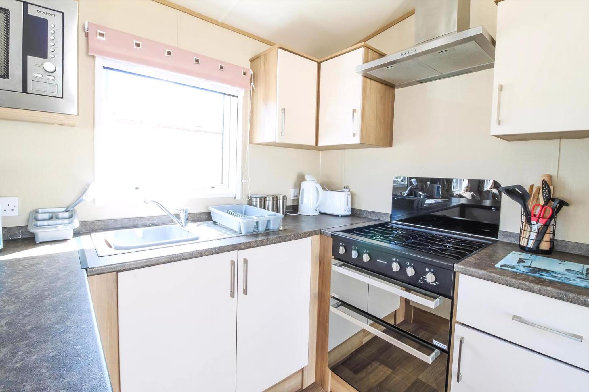 Brilliant 8 Berth Caravan Near Walton-On-The-Naze In Essex, Ref 17023Nm, photo 2