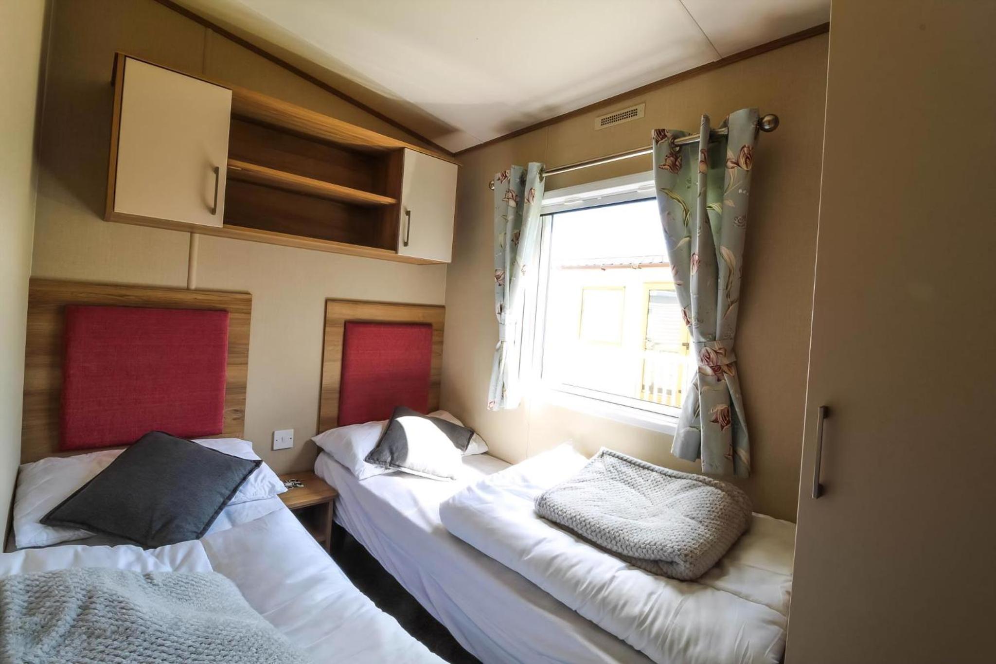 Brilliant 8 Berth Caravan Near Walton-On-The-Naze In Essex, Ref 17023Nm, photo 4