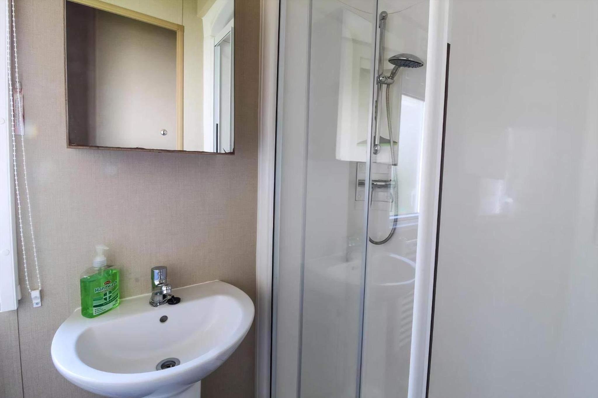 Brilliant 8 Berth Caravan Near Walton-On-The-Naze In Essex, Ref 17023Nm, photo 19