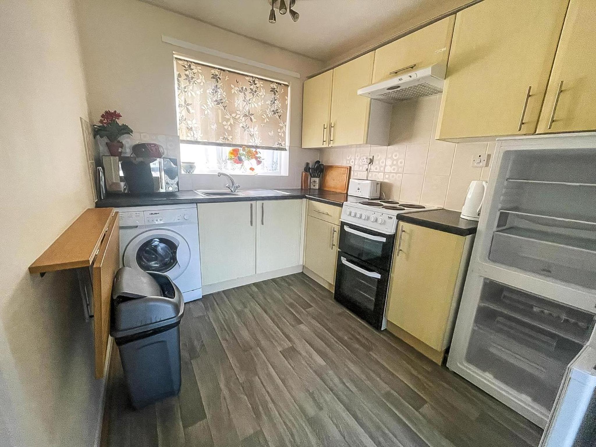 7 Berth Chalet In Hemsby In Norfolk By The Beautiful Golden Beach Ref 18165B view 4